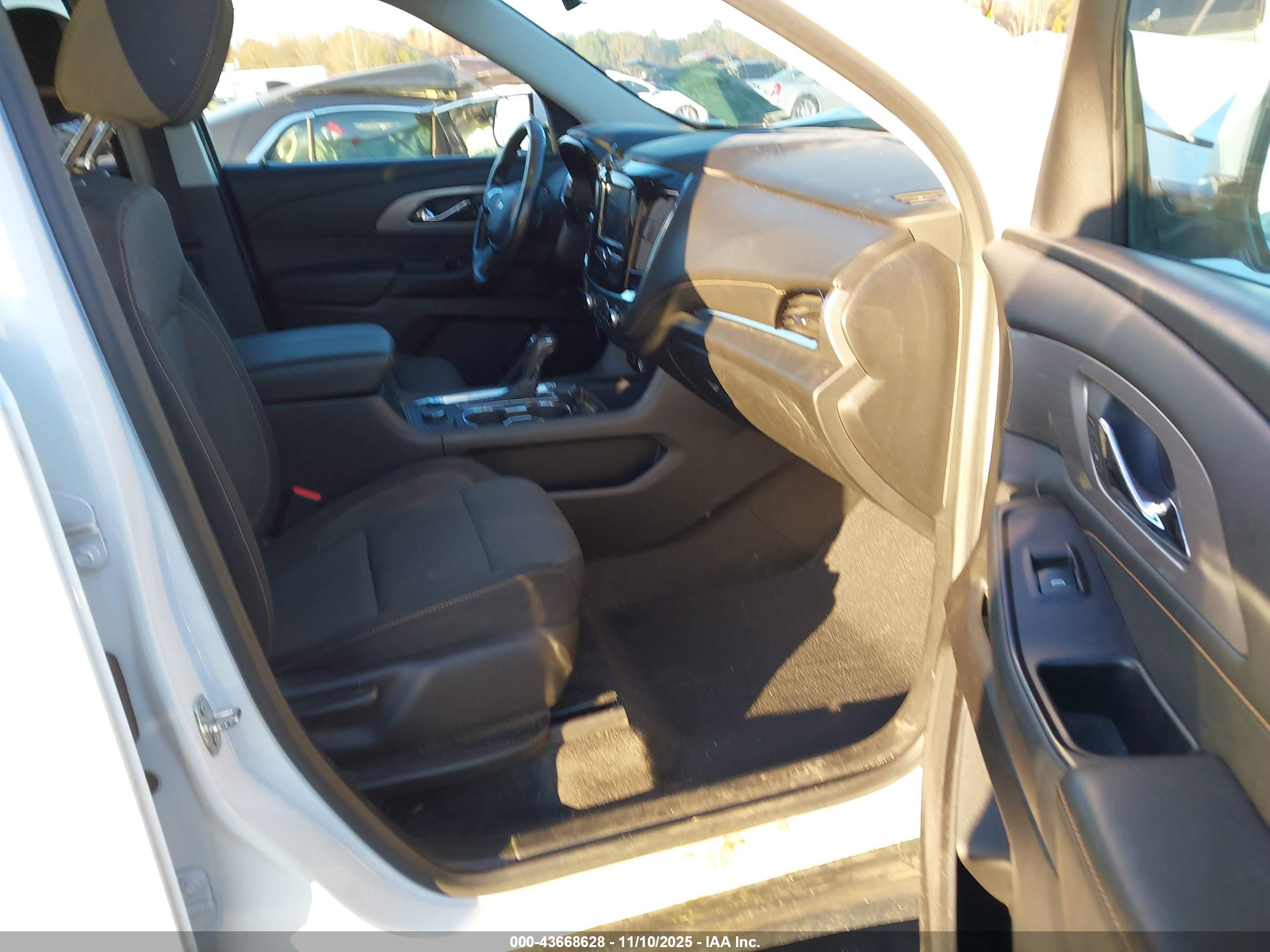 CHEVROLET TRAVERSE image 5