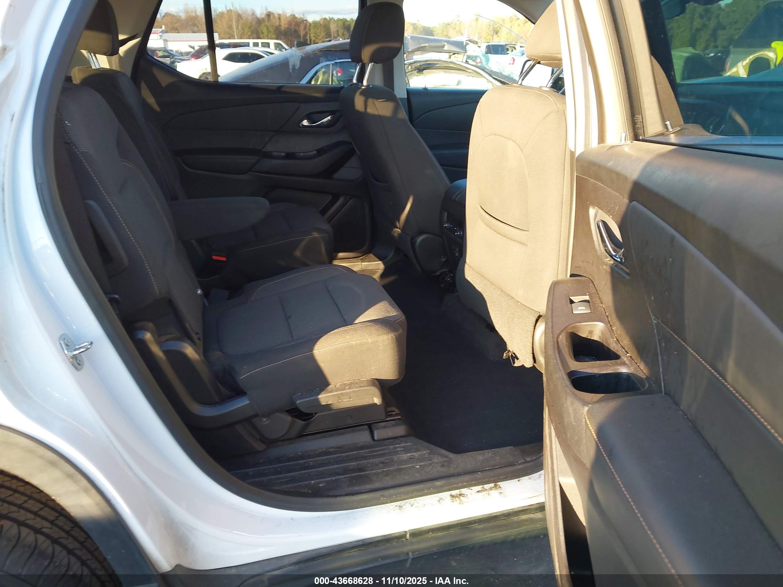 CHEVROLET TRAVERSE image 8