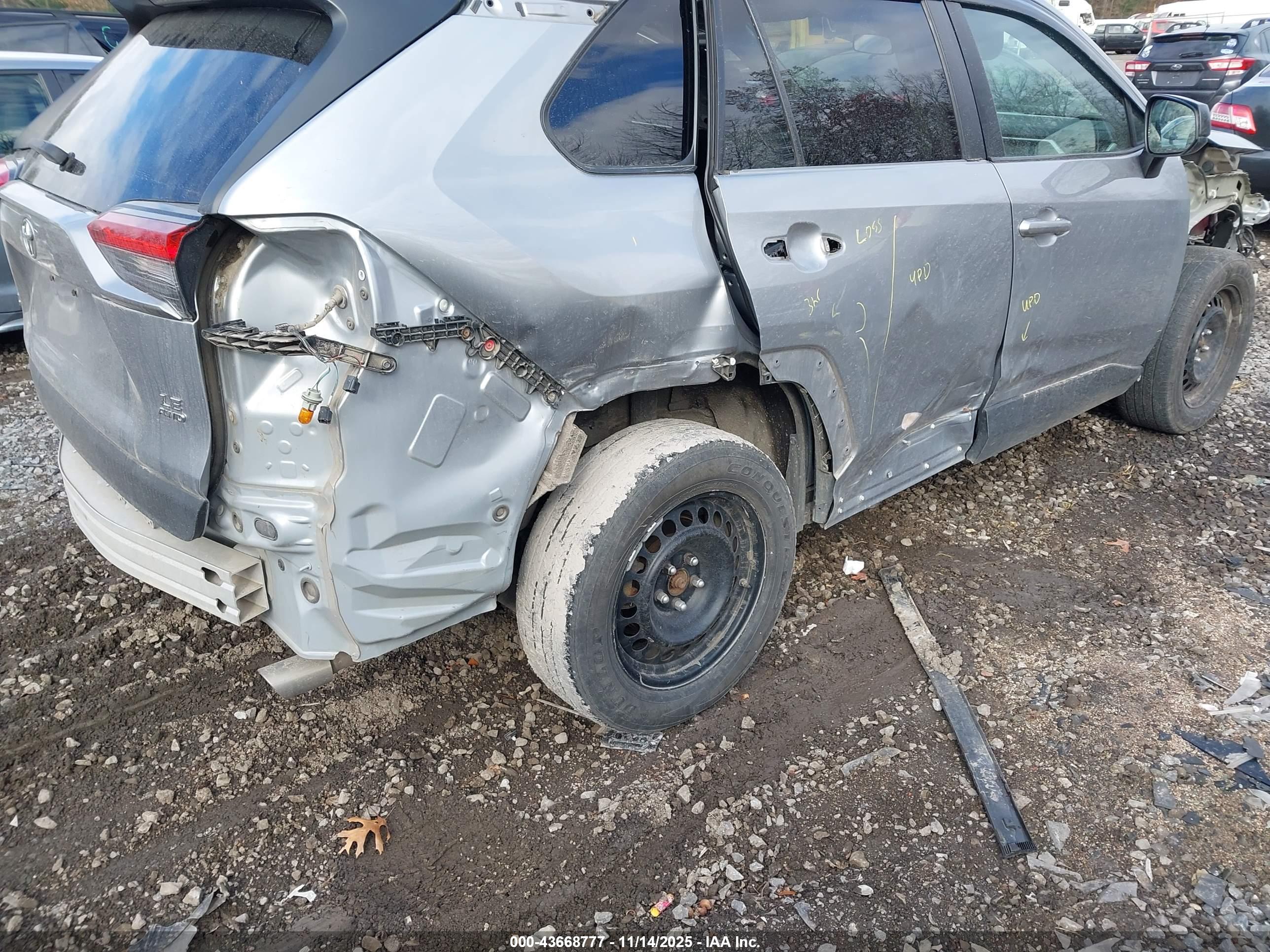 TOYOTA RAV4 image 6