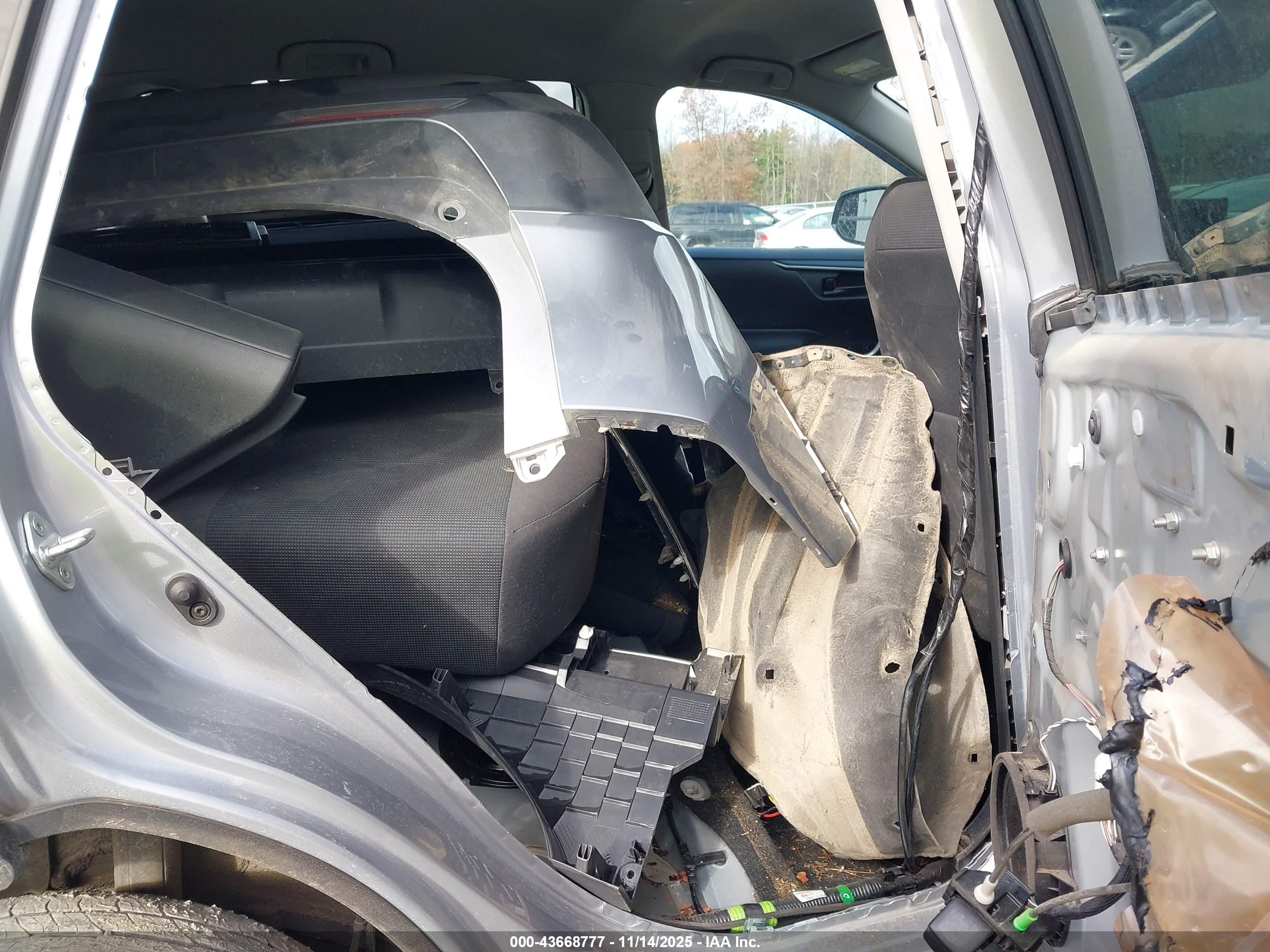 TOYOTA RAV4 image 8