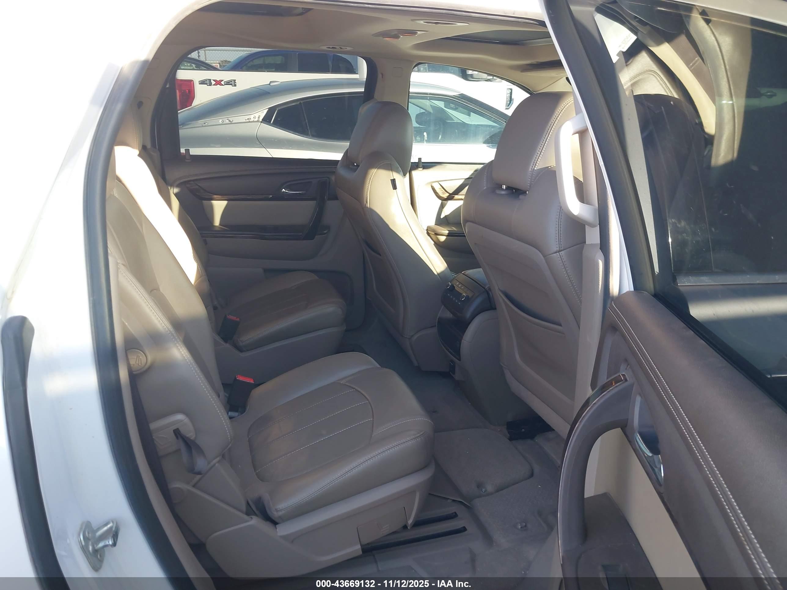 GMC ACADIA image 8