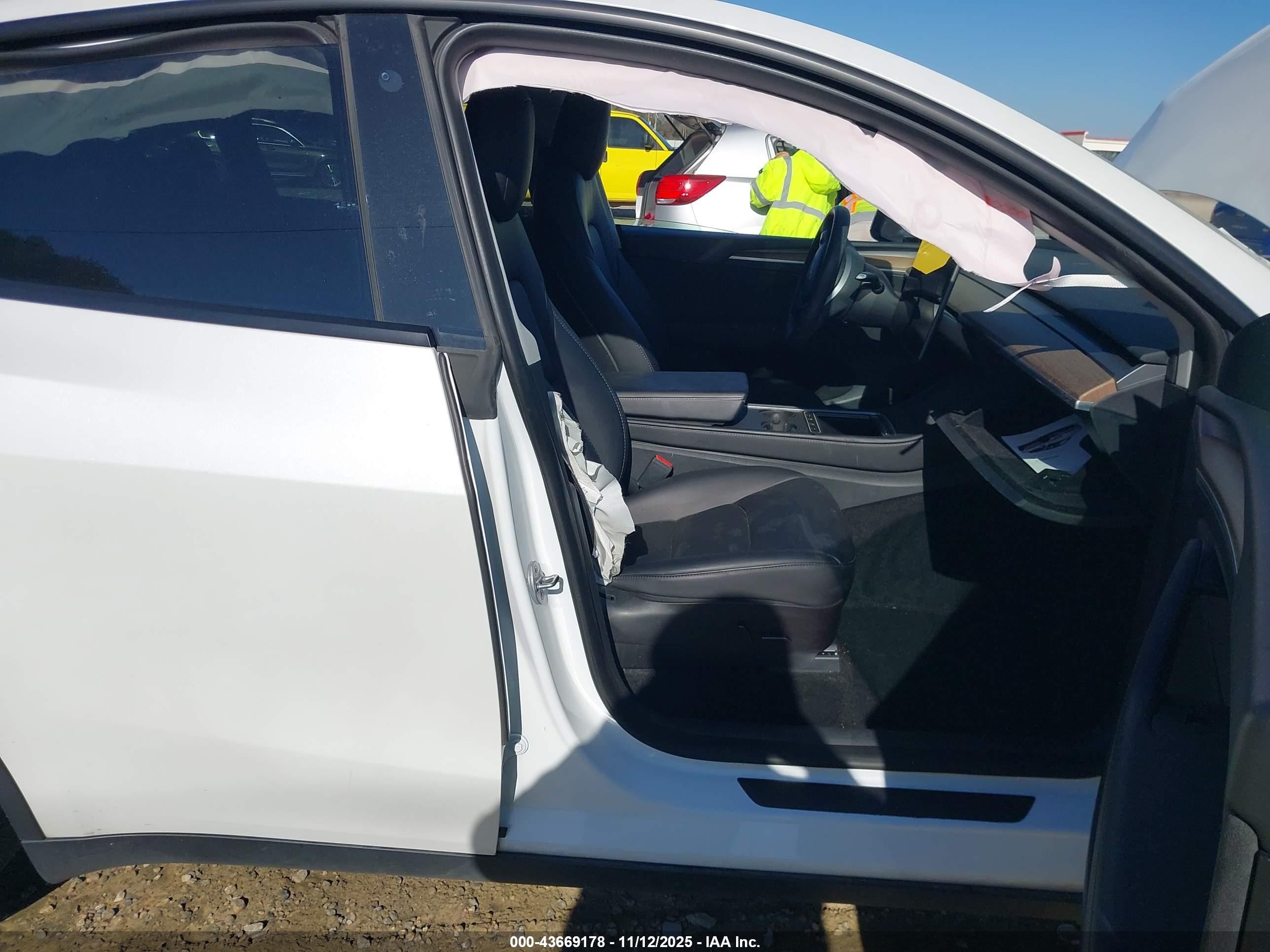 TESLA MODEL image 5