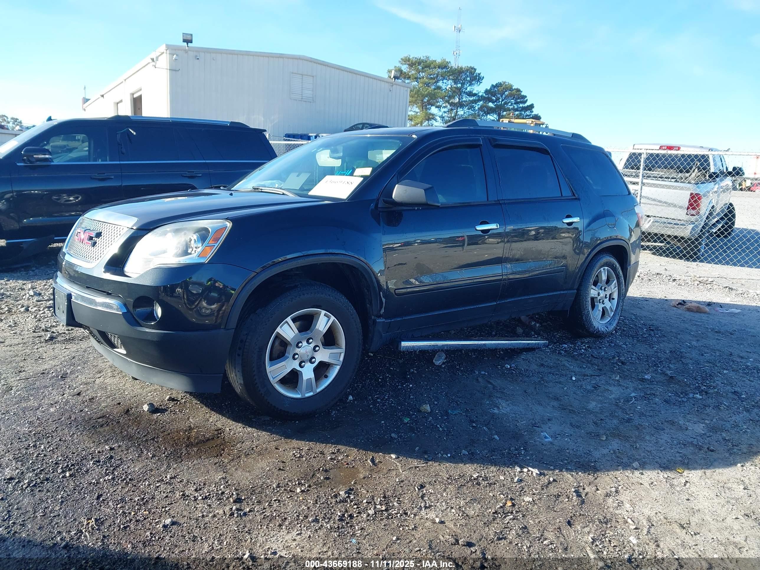 GMC ACADIA image 2