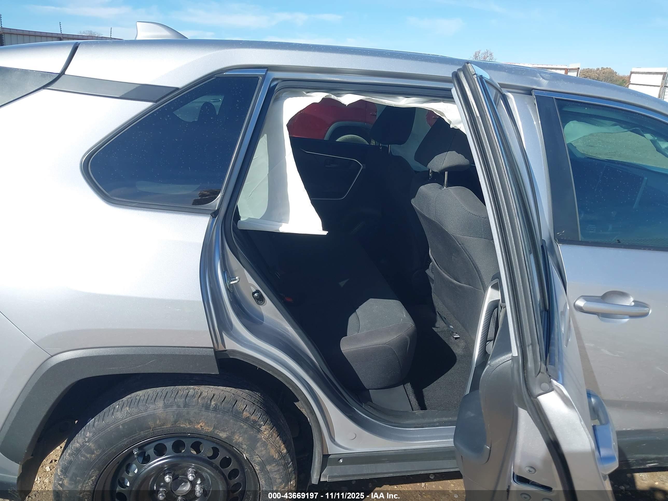 TOYOTA RAV4 image 8