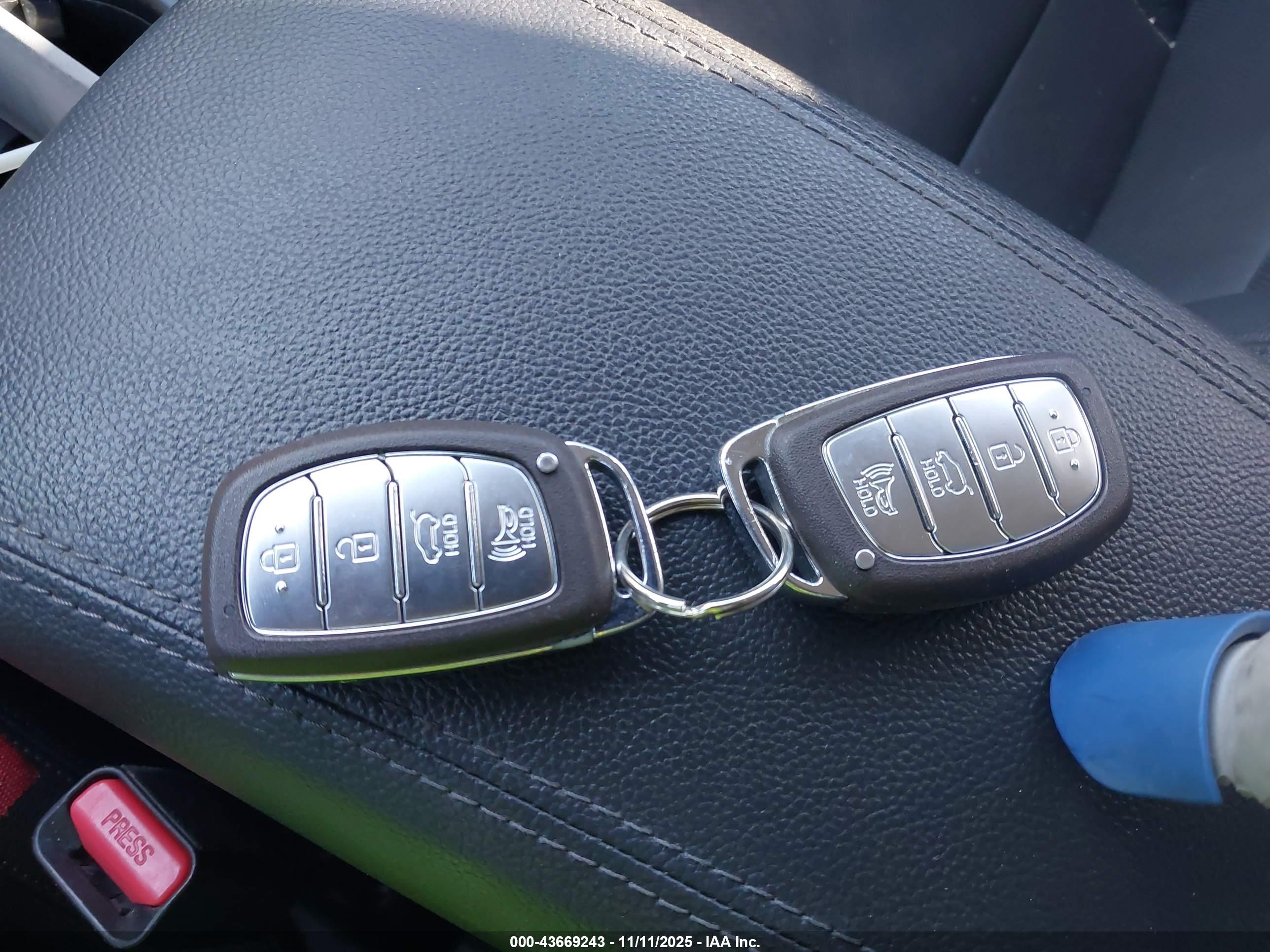 HYUNDAI TUCSON image 11