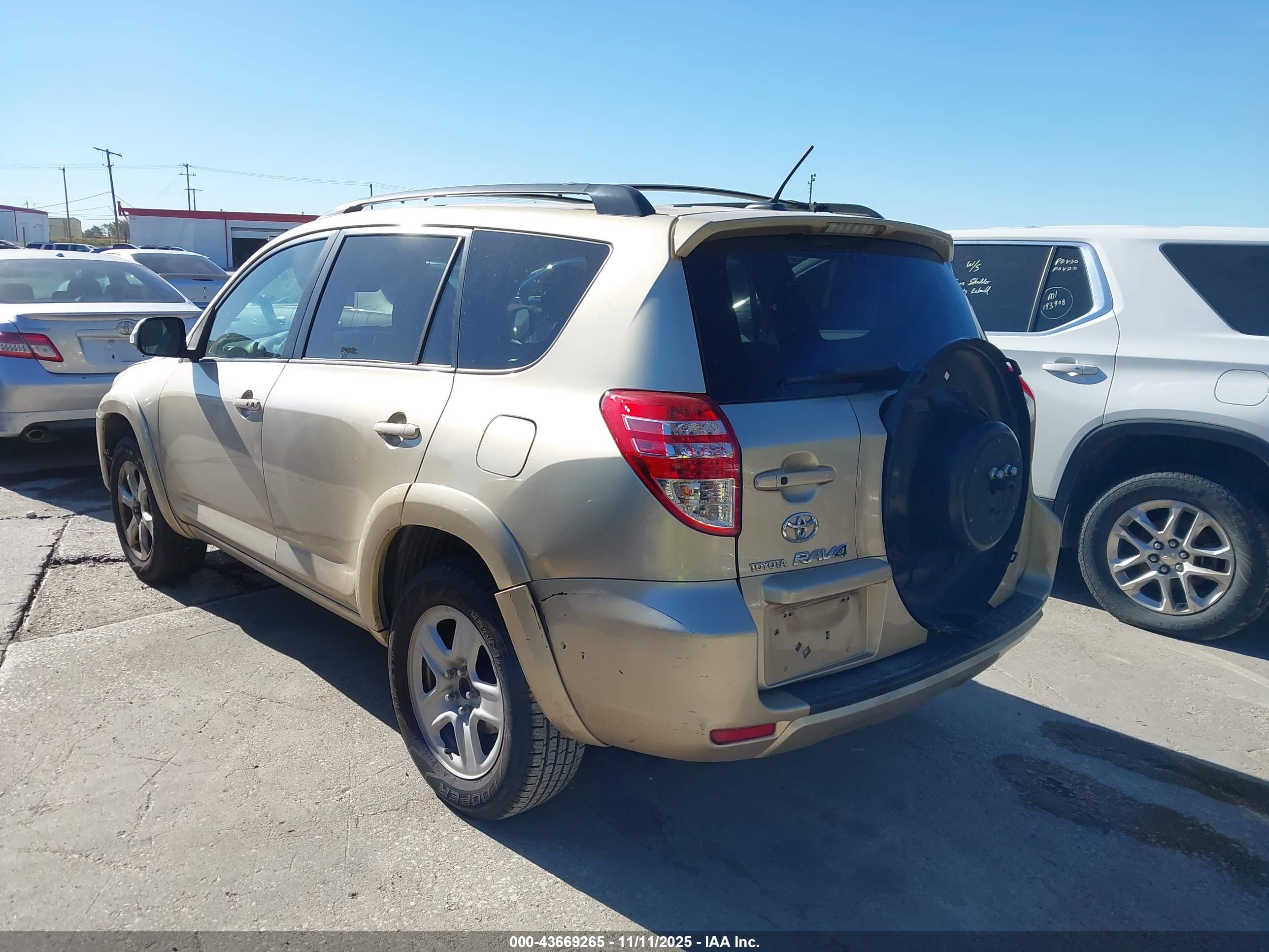 TOYOTA RAV4 image 3