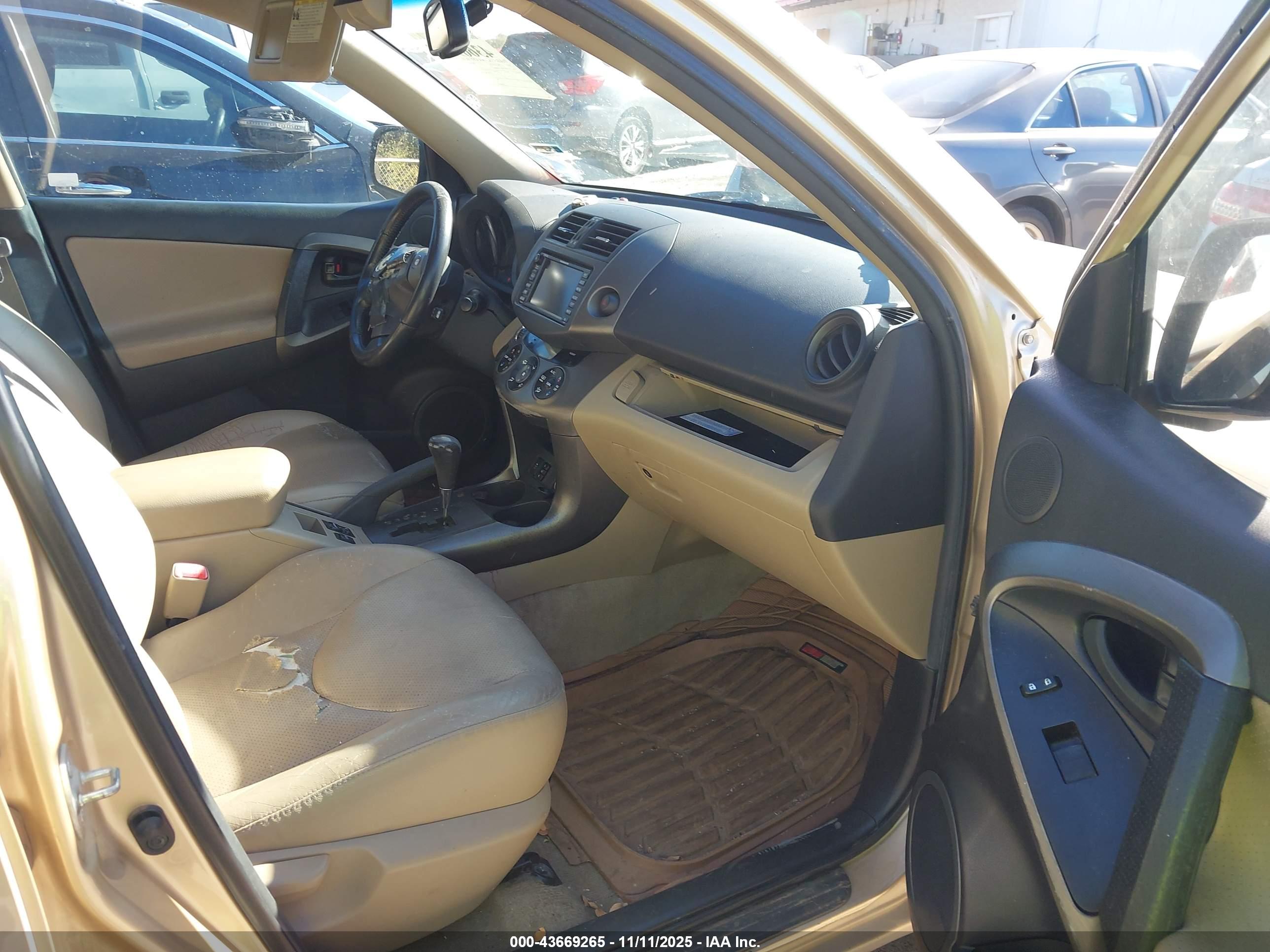 TOYOTA RAV4 image 5