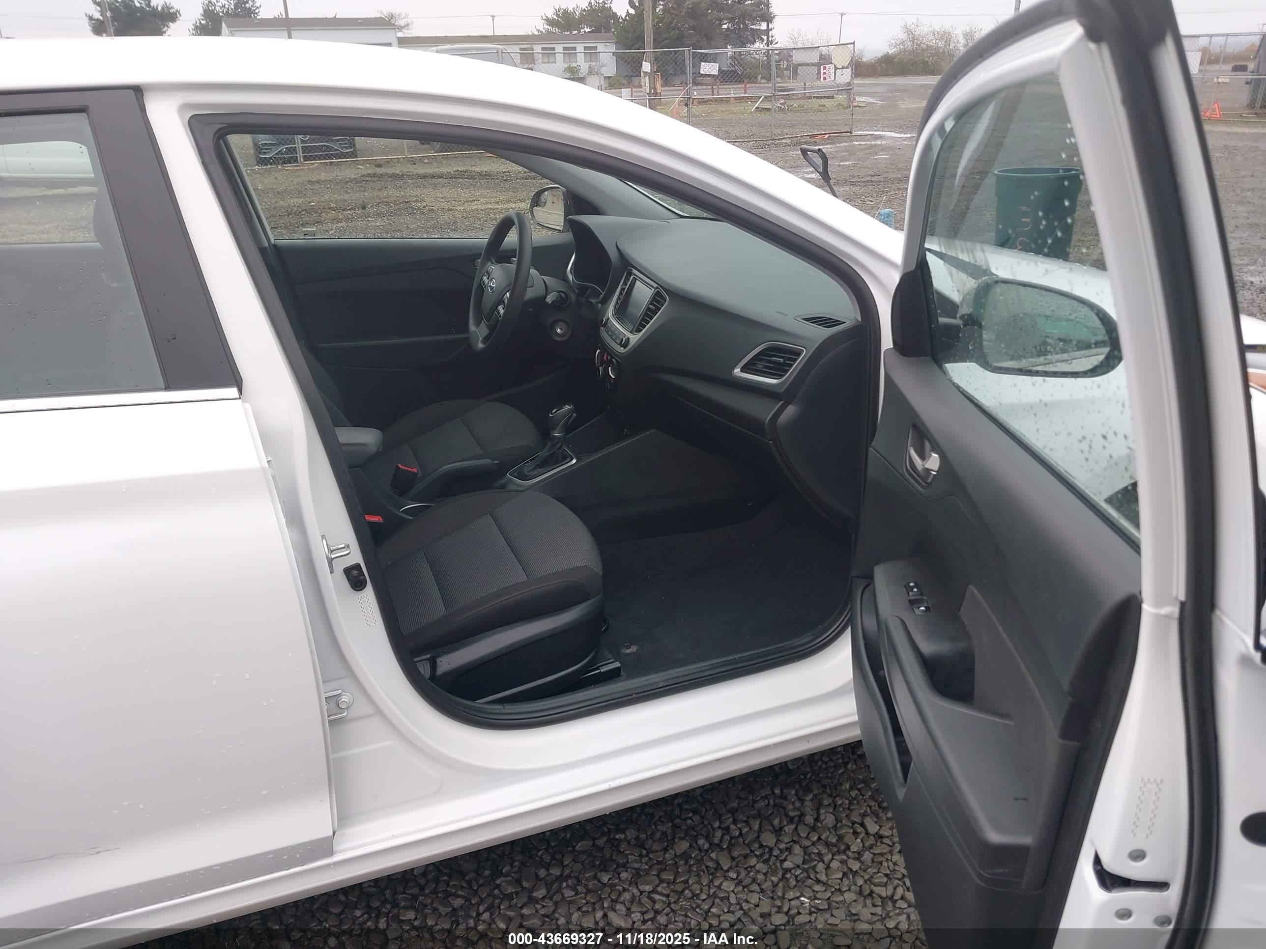 HYUNDAI ACCENT image 5