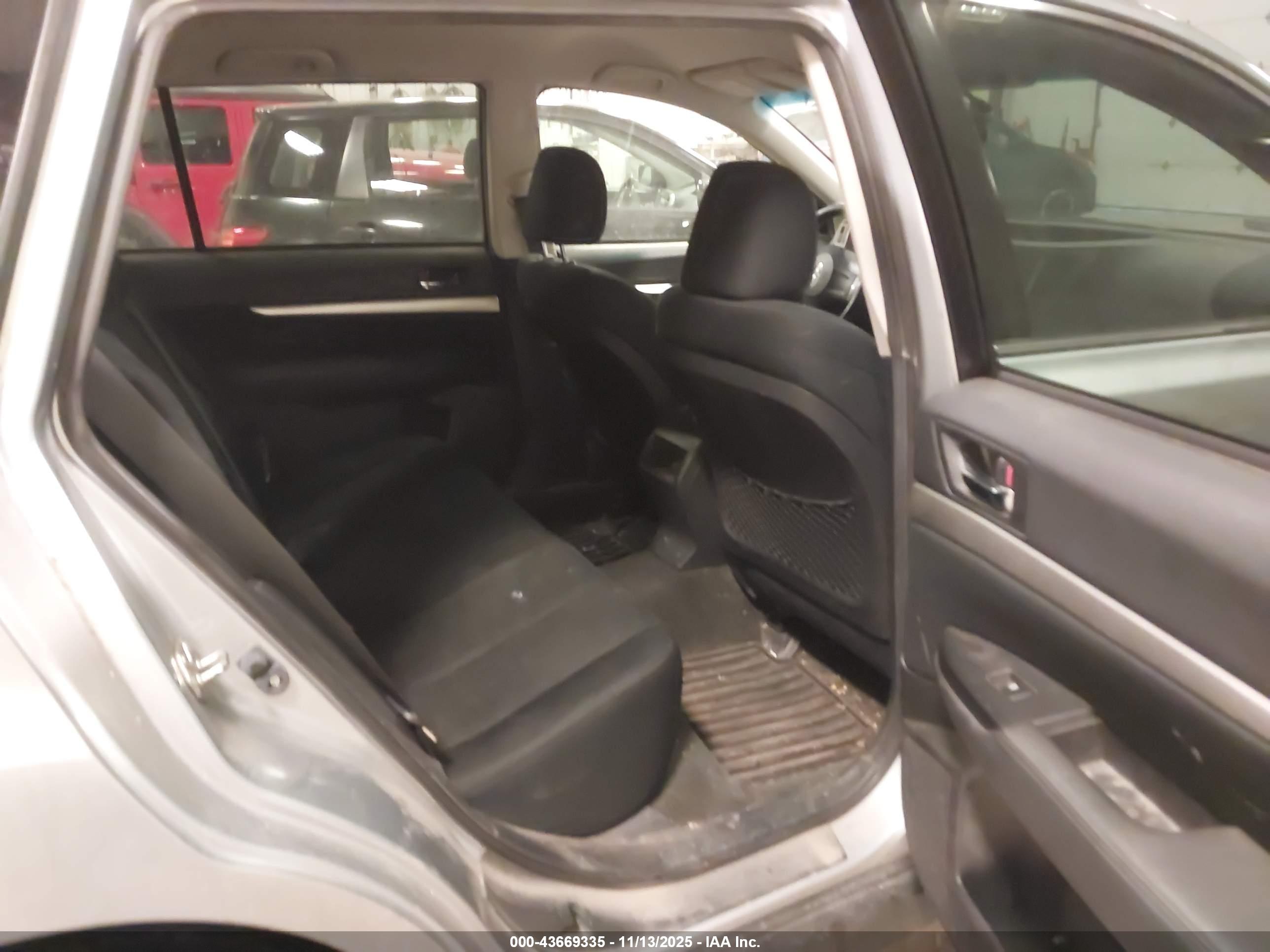 SUBARU OUTBACK image 8