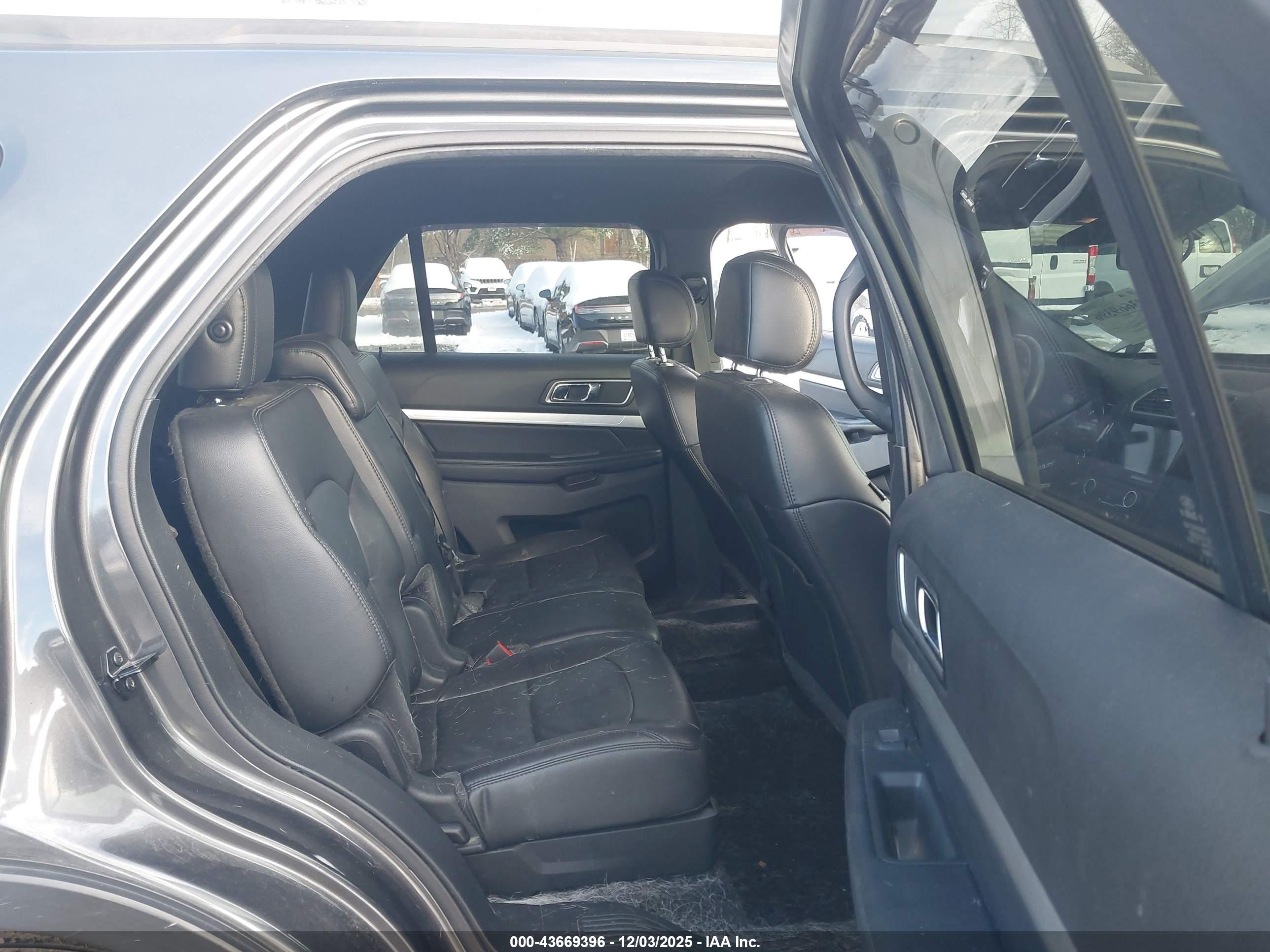 FORD EXPLORER image 8