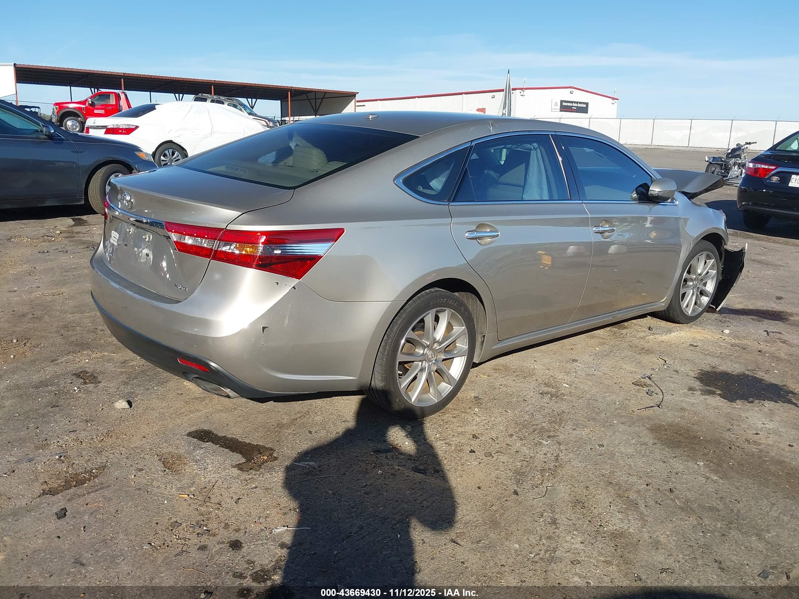 TOYOTA AVALON image 4