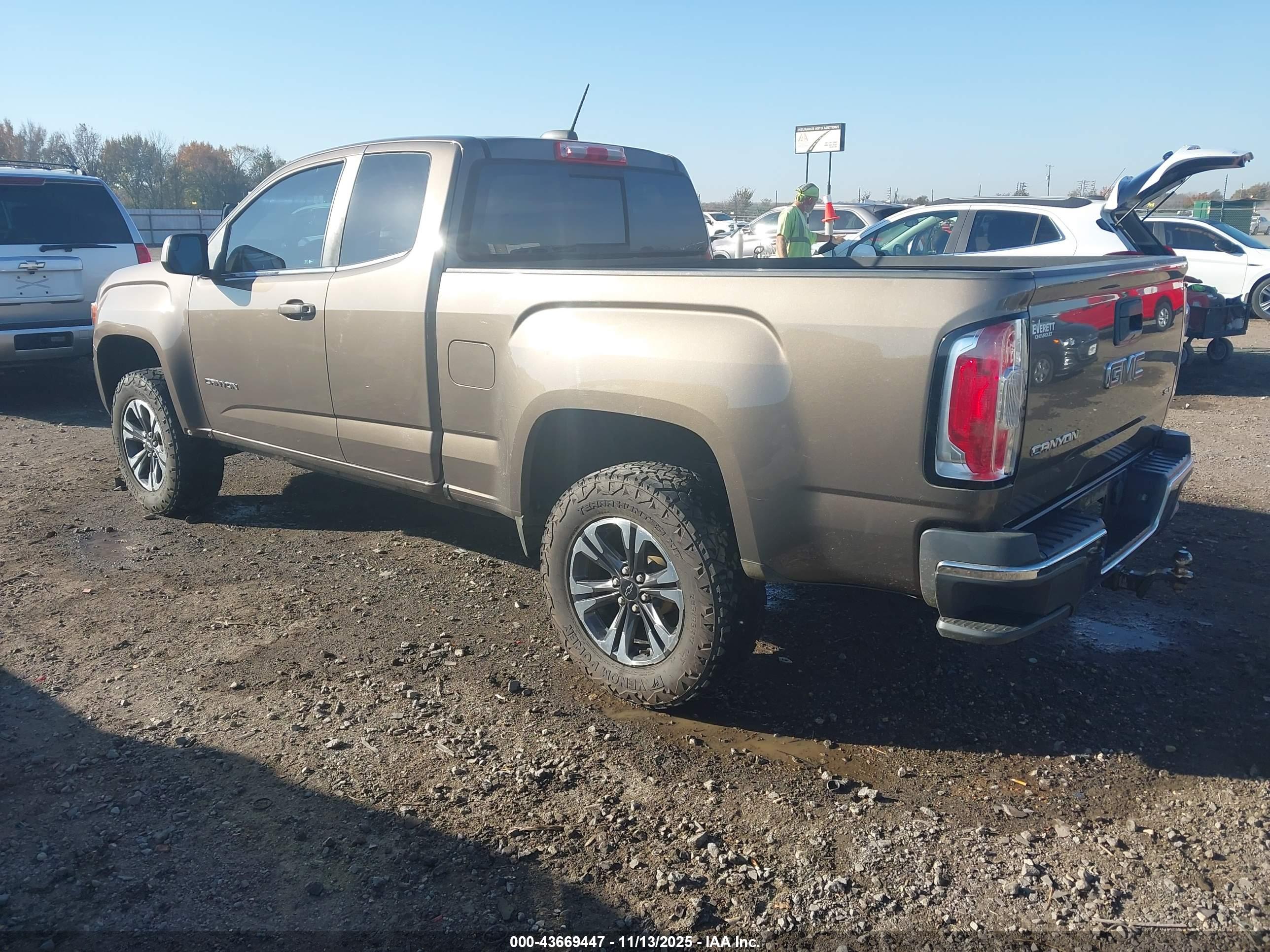 GMC CANYON image 3