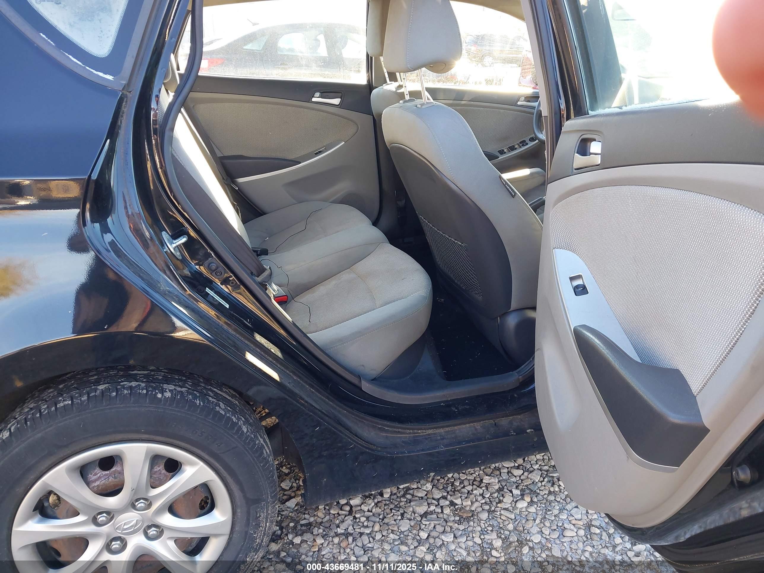 HYUNDAI ACCENT image 8