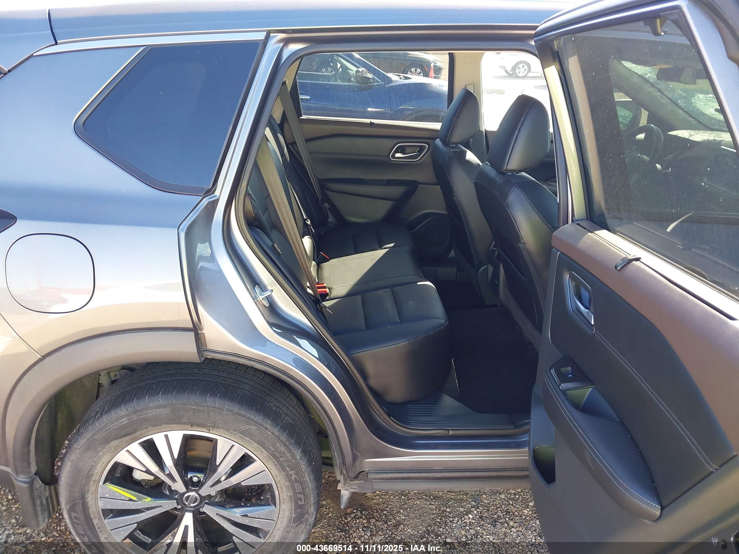 NISSAN ROGUE image 8