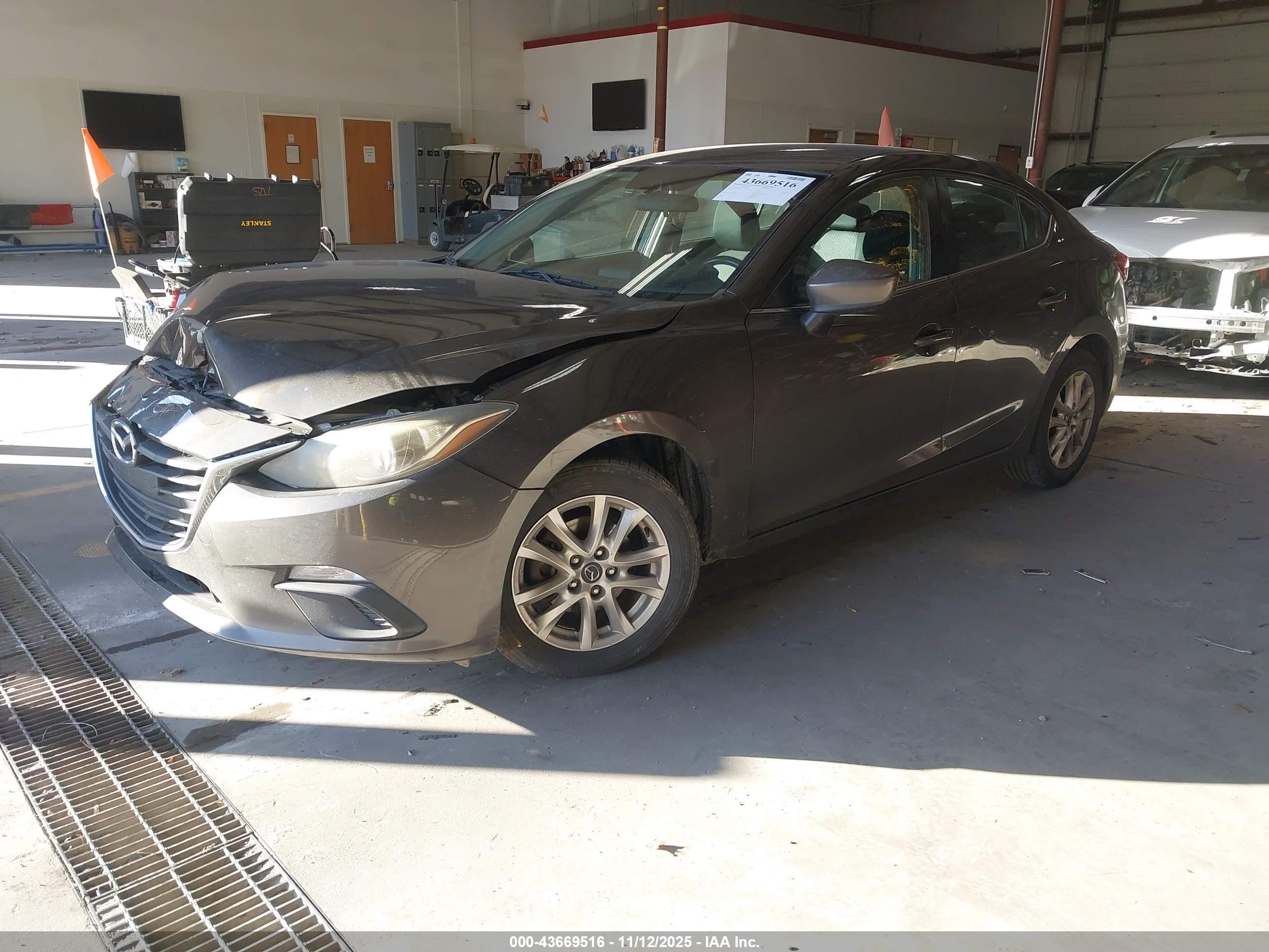 MAZDA MAZDA3 image 2