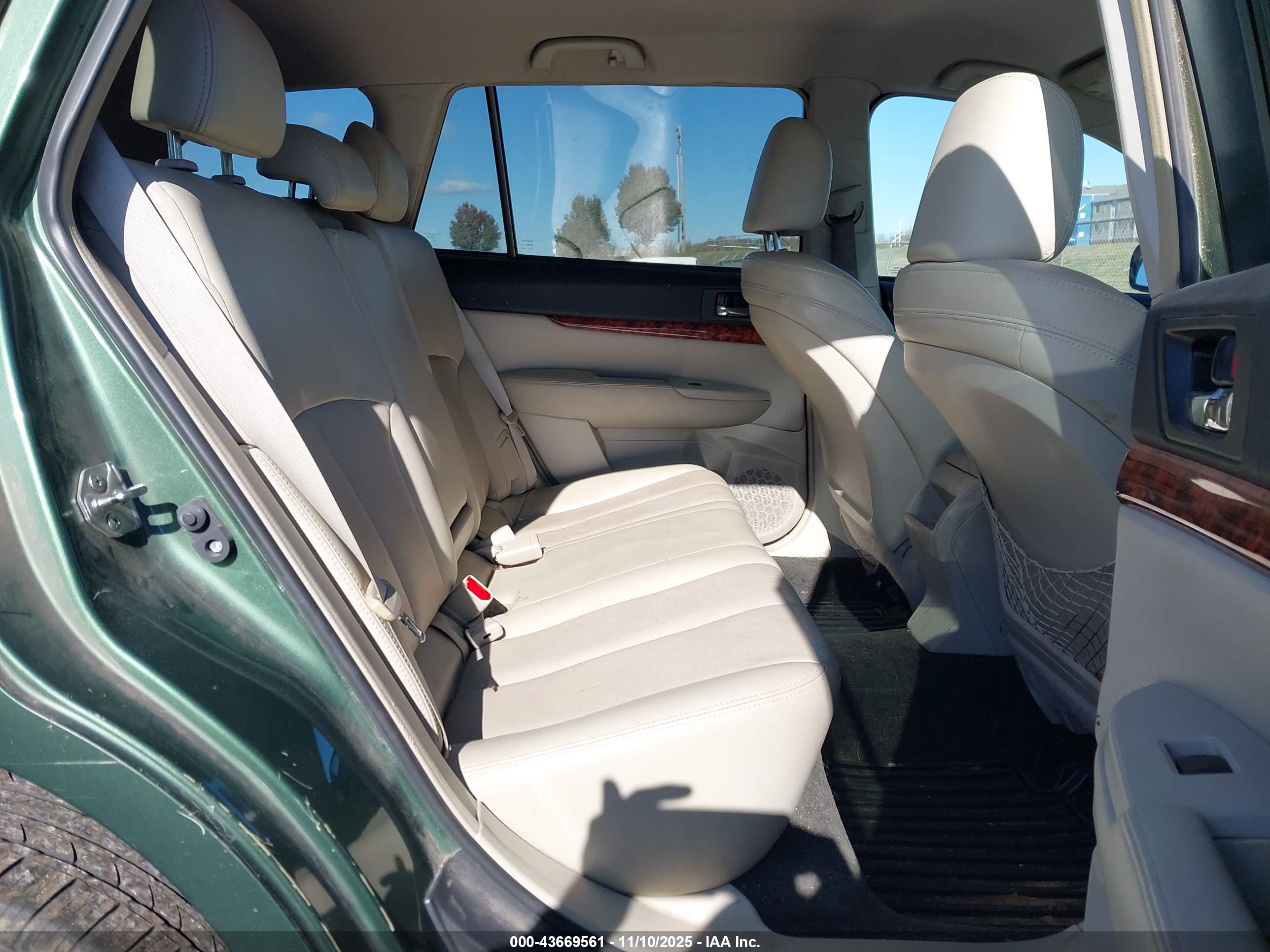 SUBARU OUTBACK image 8