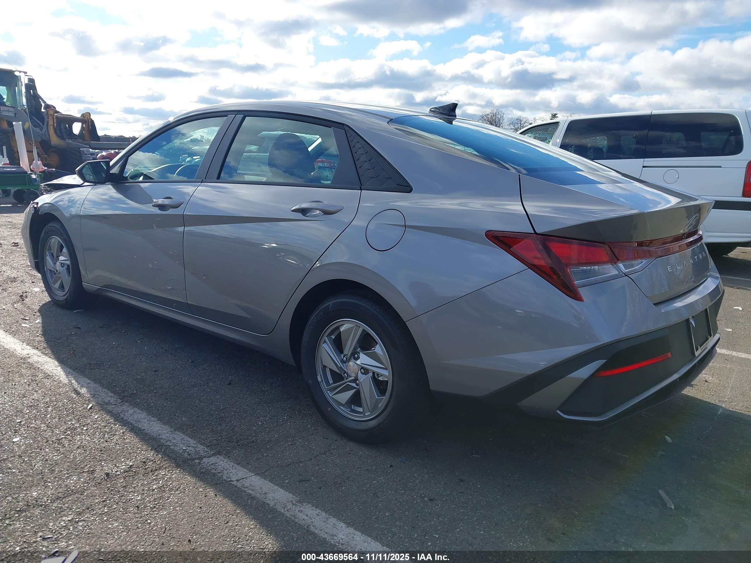 HYUNDAI ELANTRA image 3