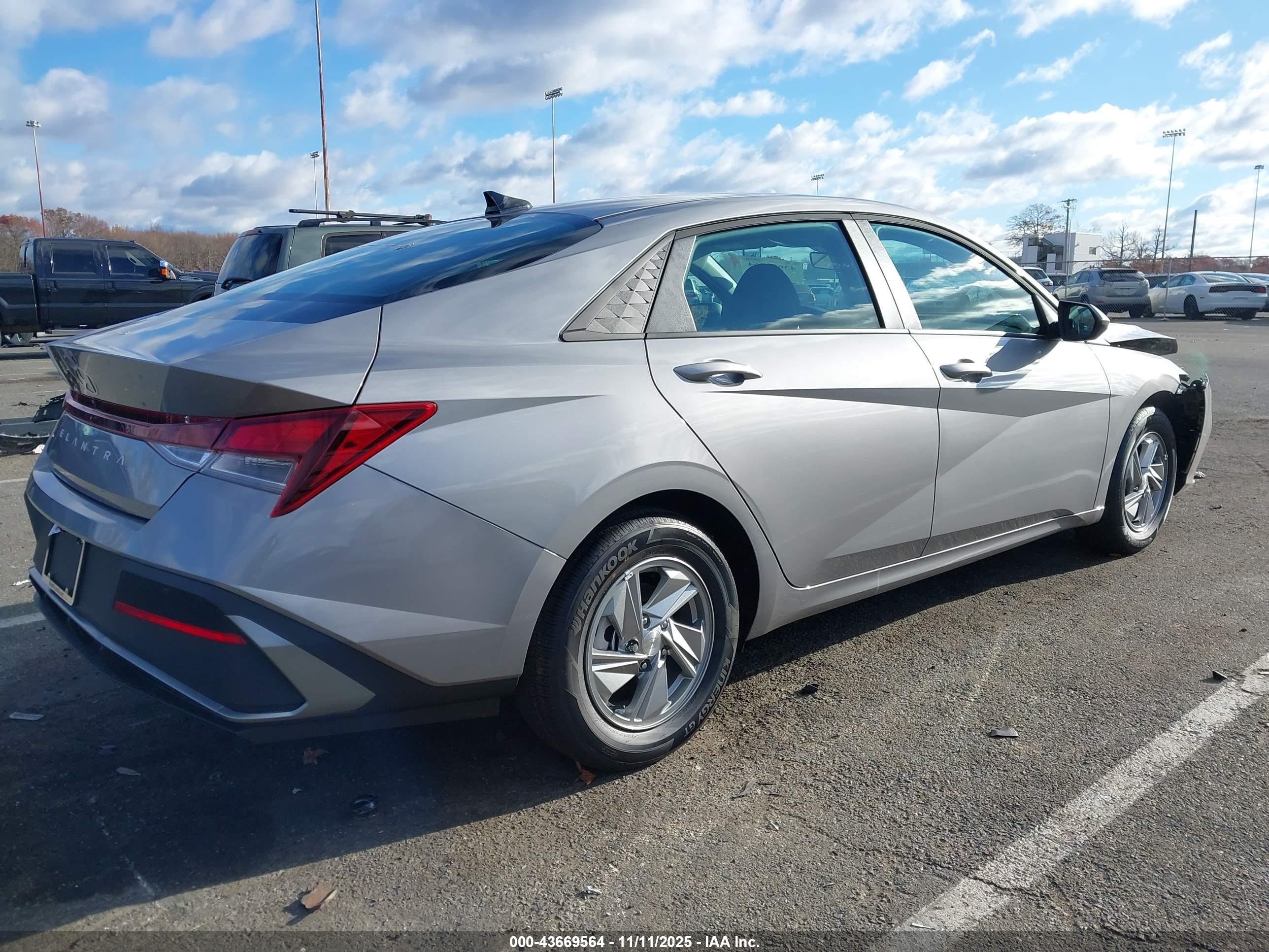 HYUNDAI ELANTRA image 4