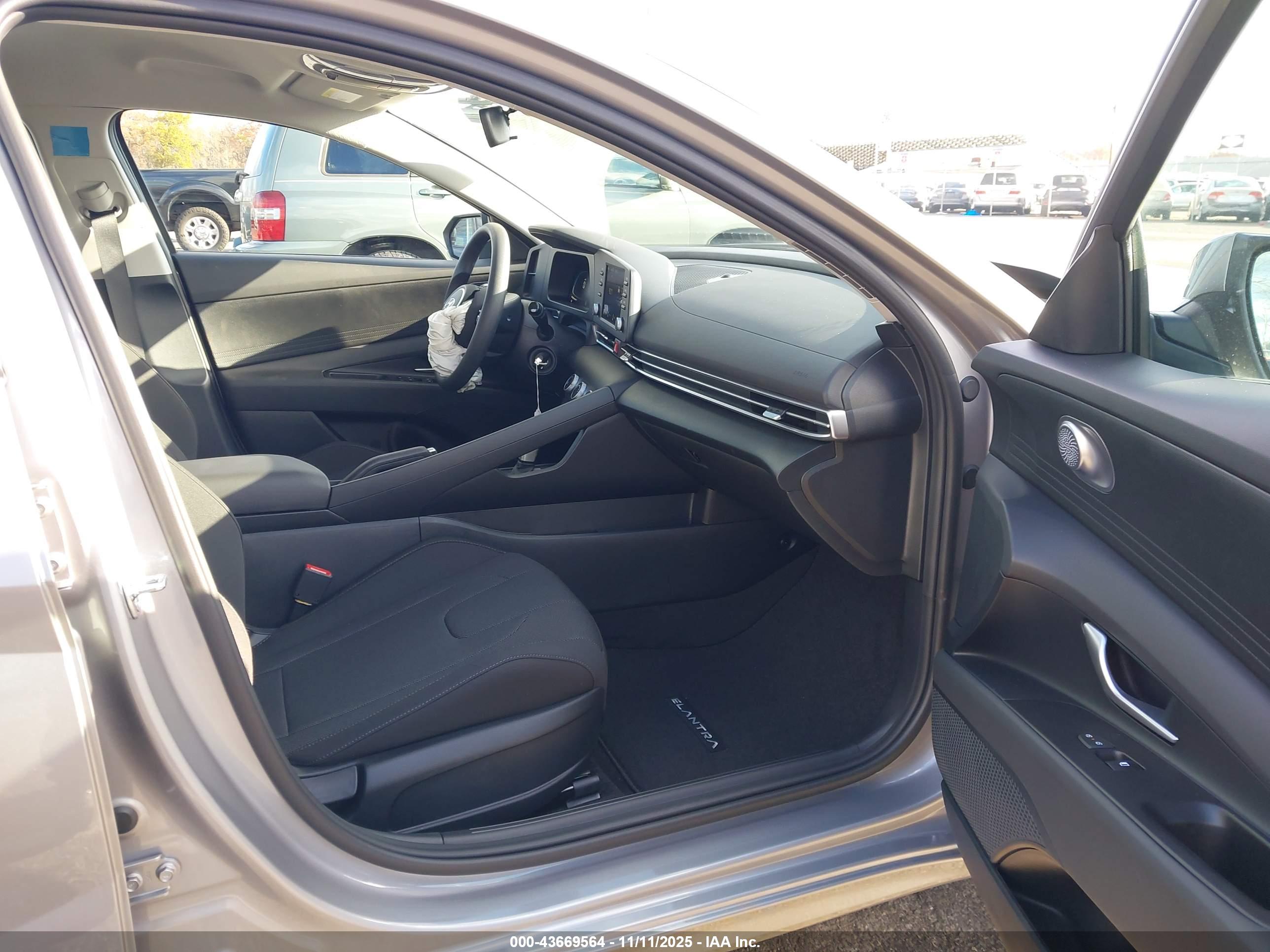 HYUNDAI ELANTRA image 5