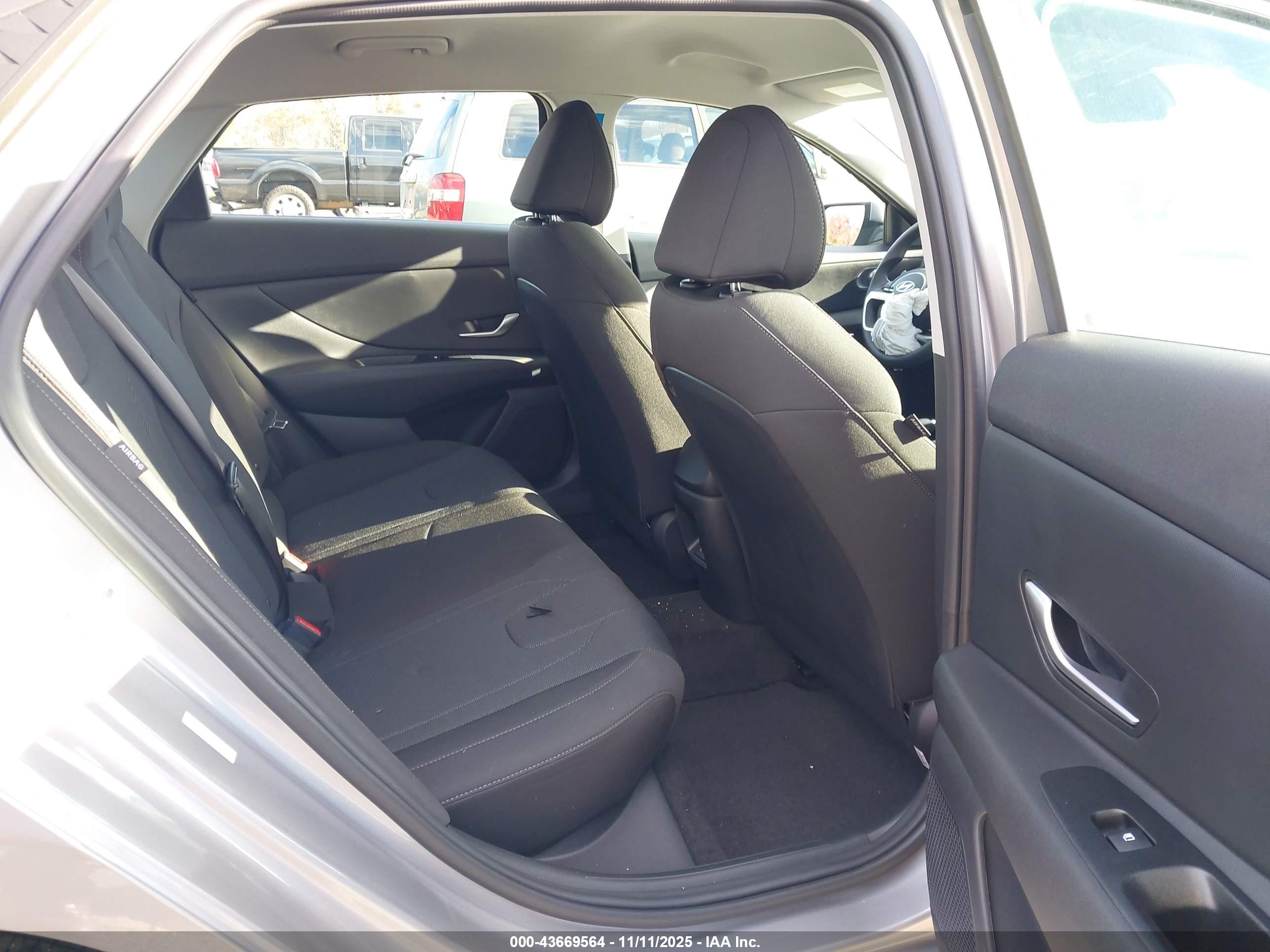 HYUNDAI ELANTRA image 8