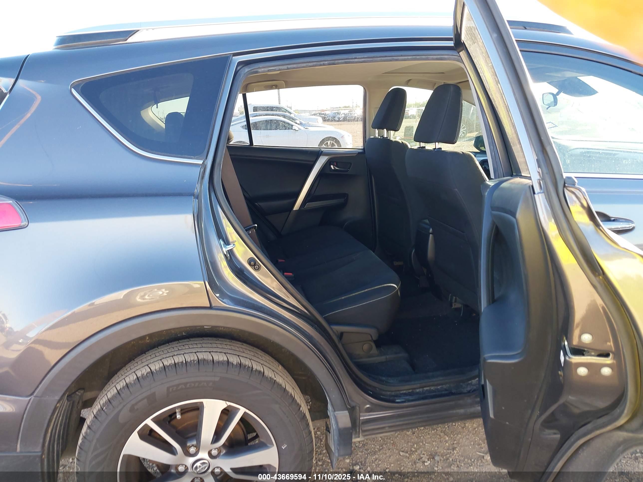 TOYOTA RAV4 image 8