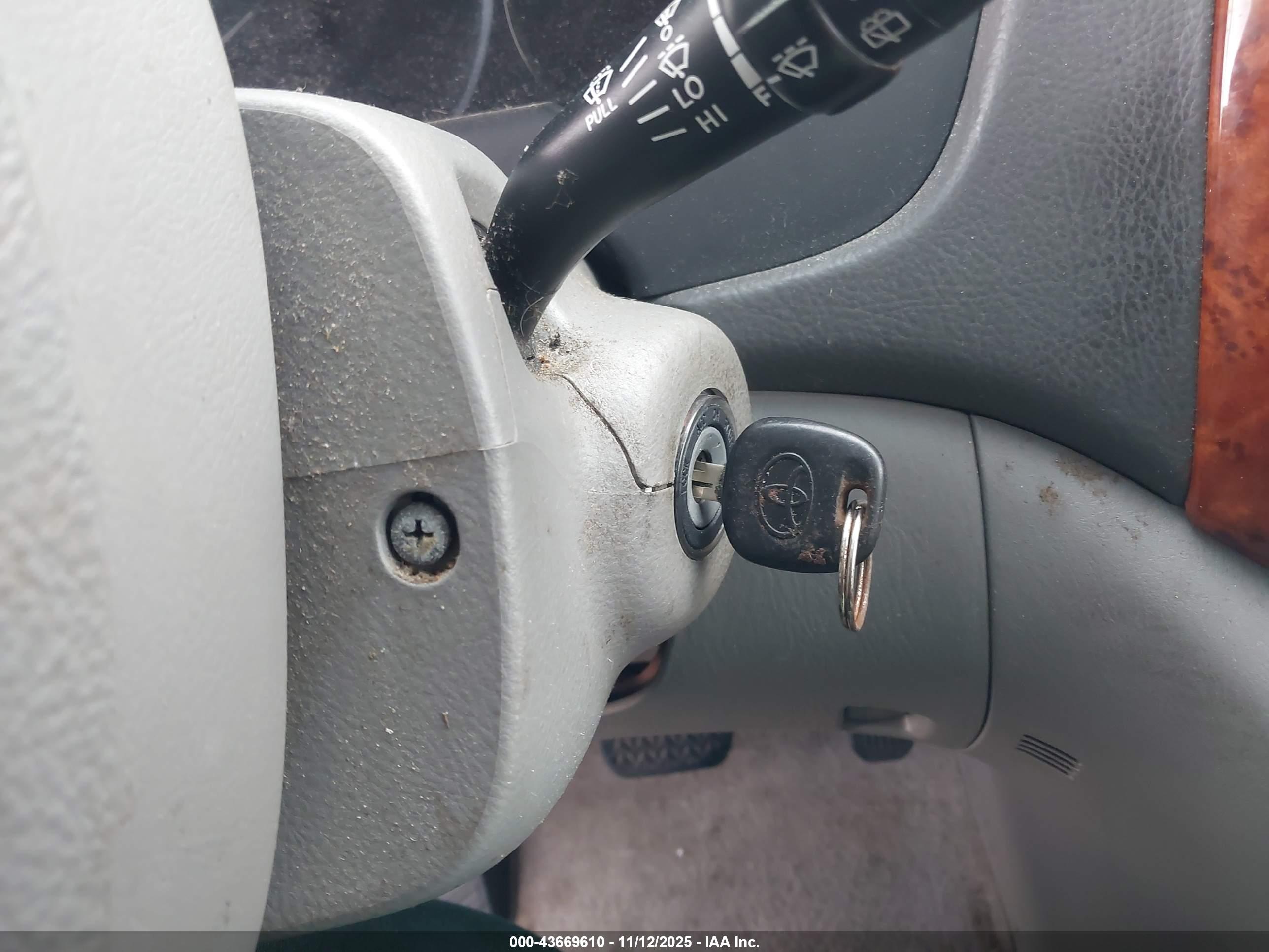 TOYOTA SIENNA image 11