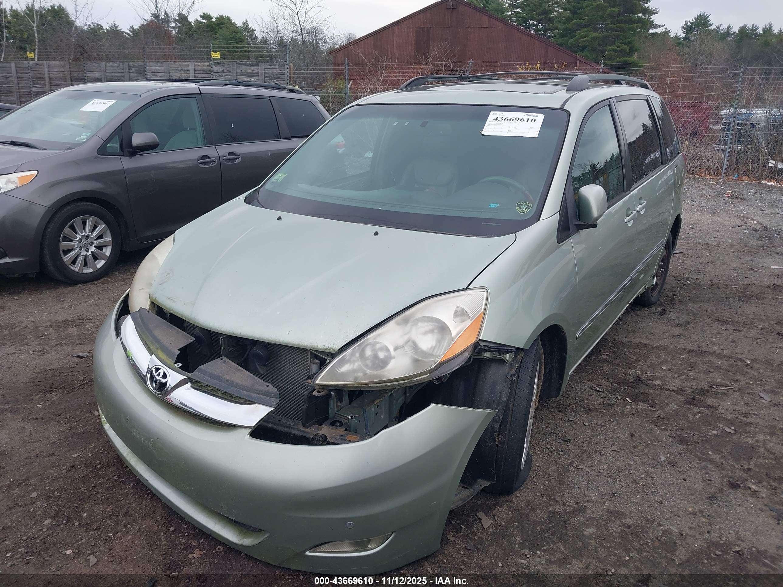 TOYOTA SIENNA image 2