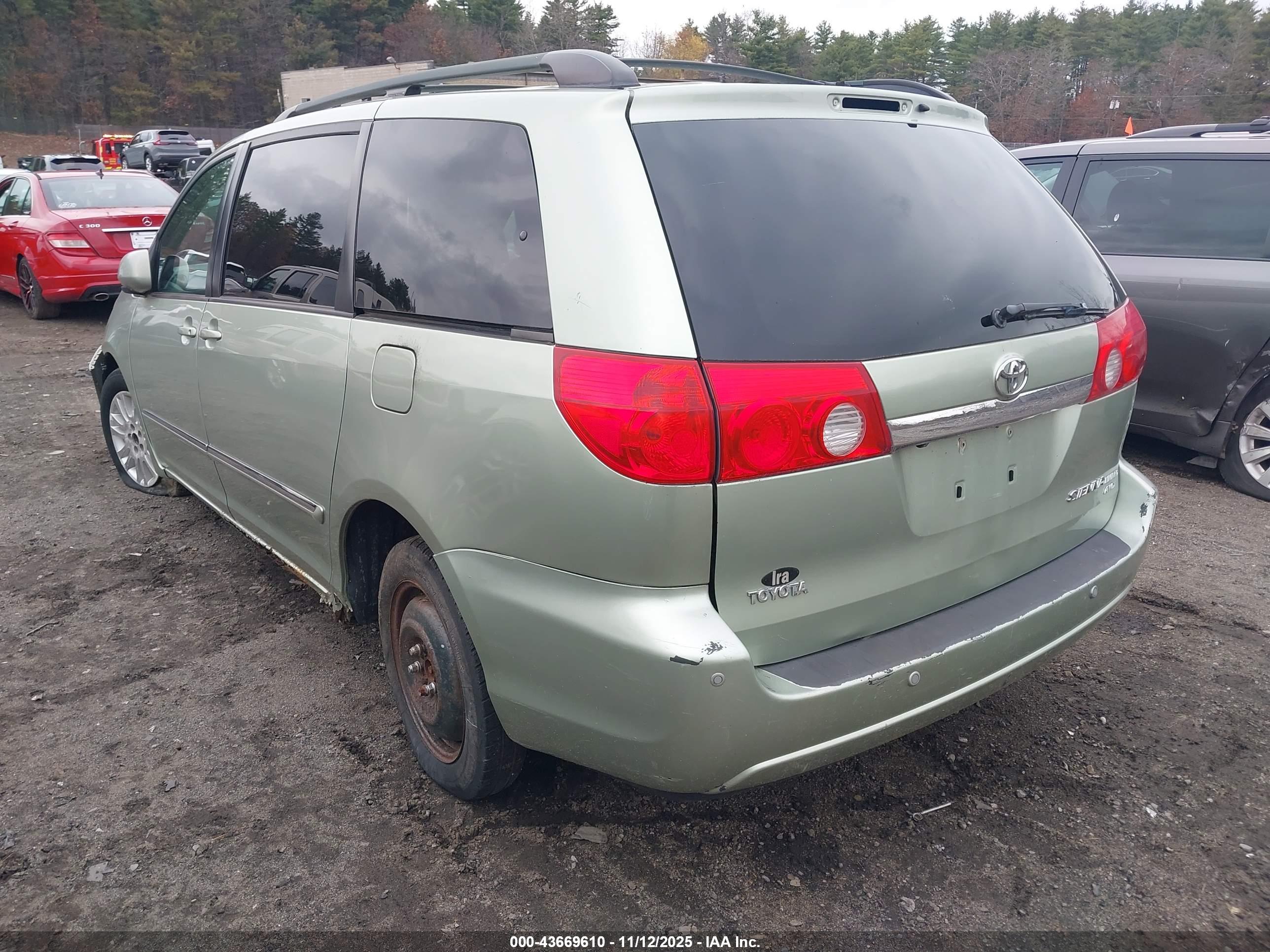 TOYOTA SIENNA image 3