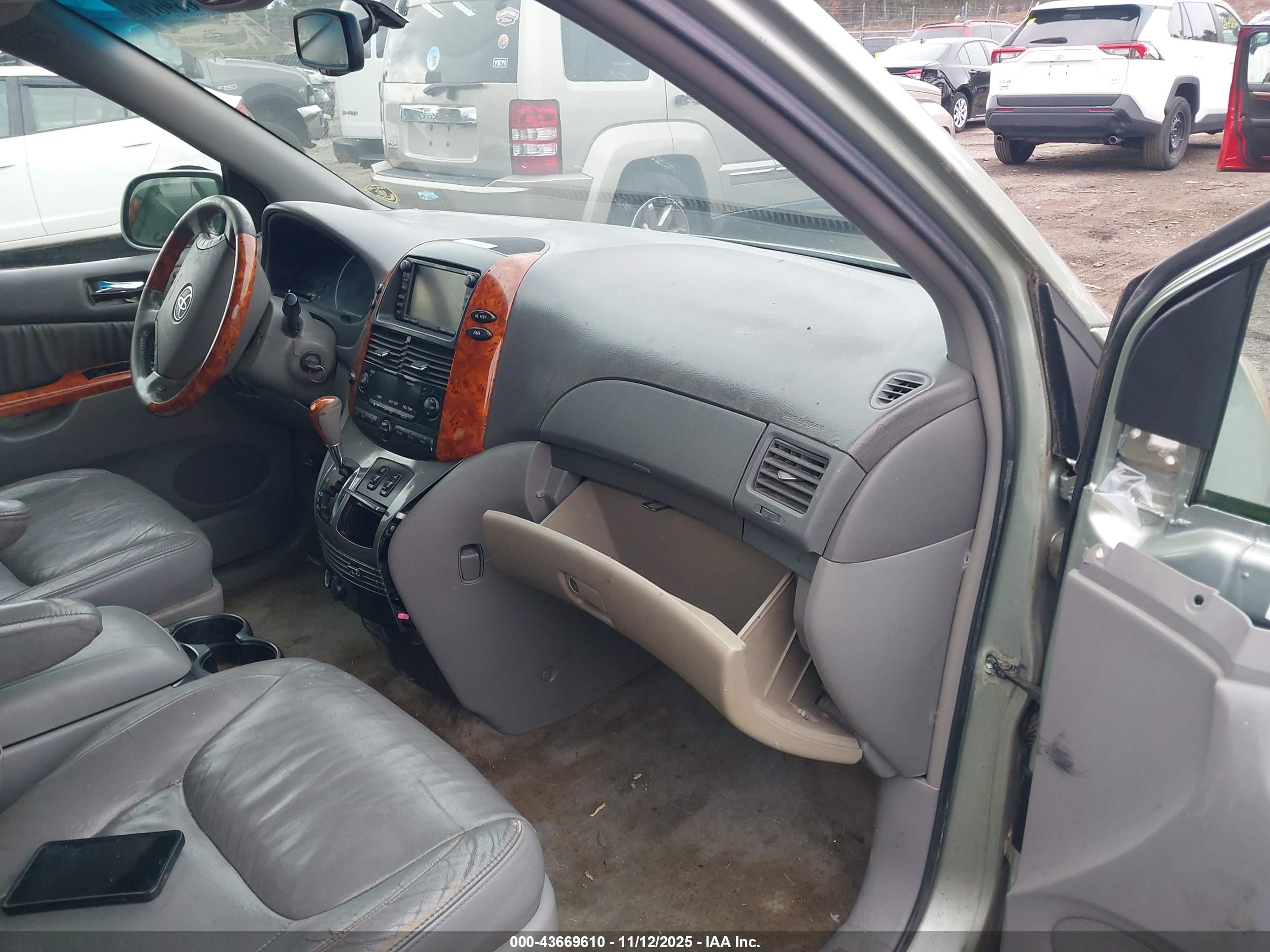 TOYOTA SIENNA image 5