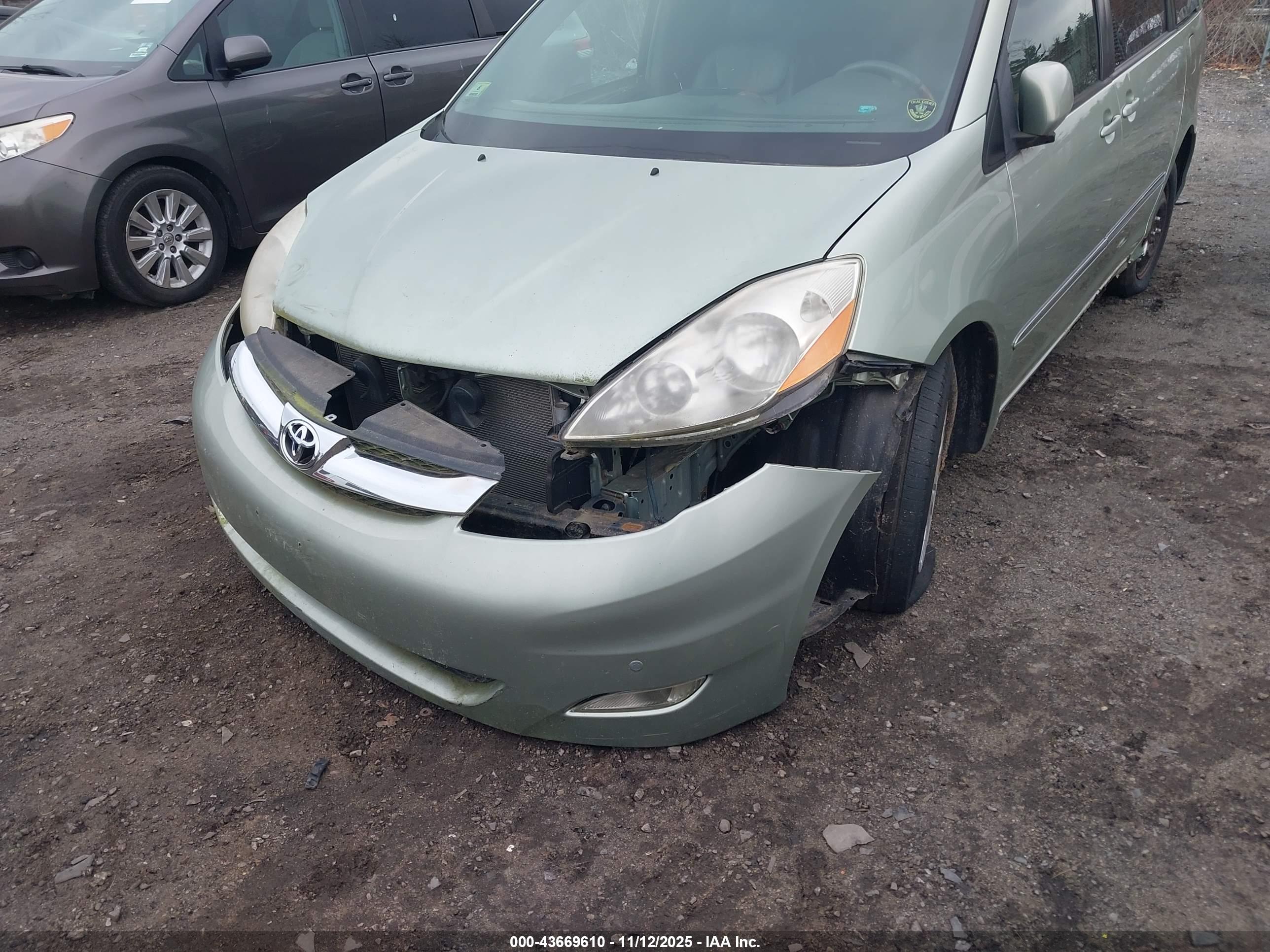 TOYOTA SIENNA image 6
