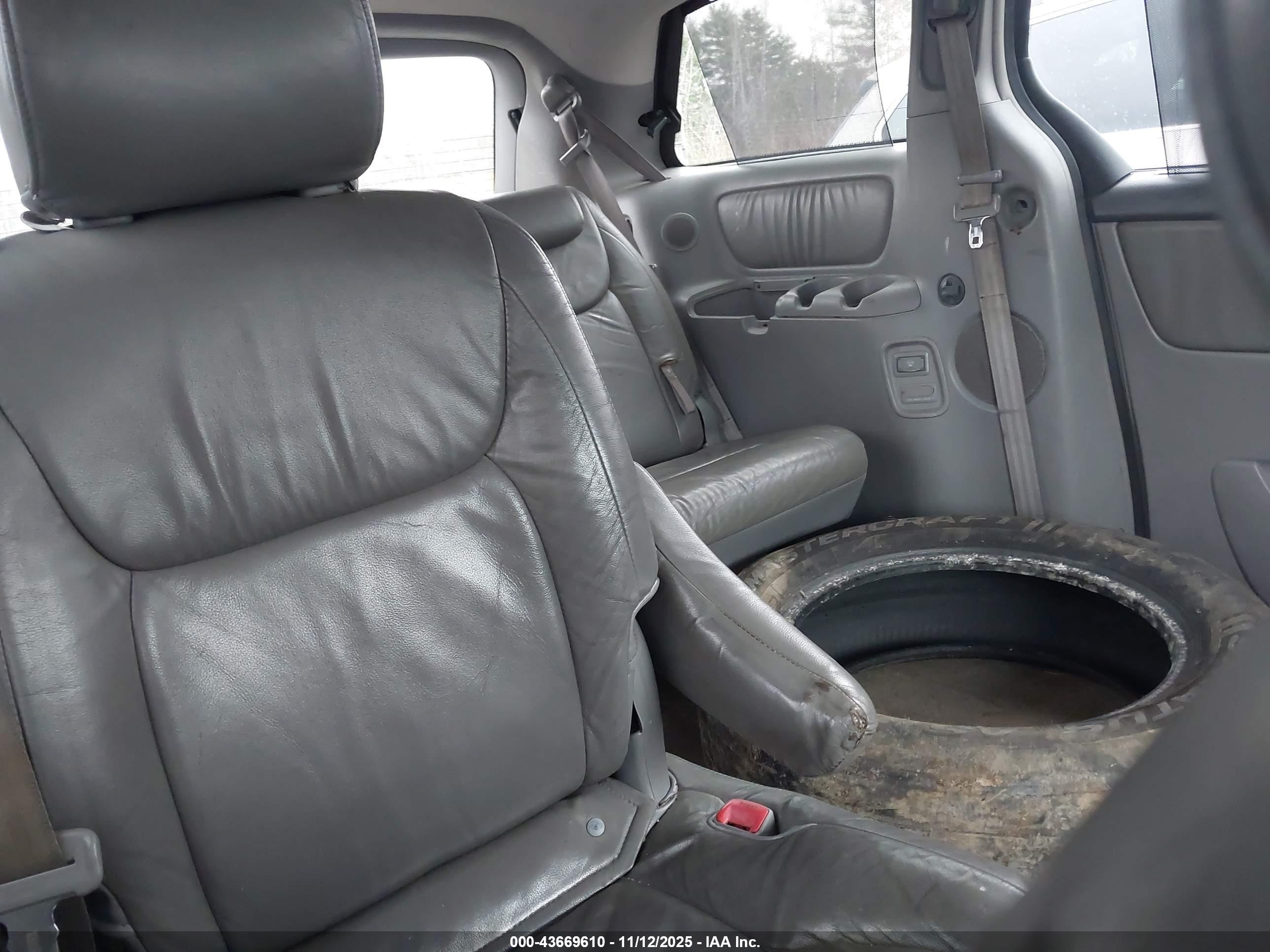 TOYOTA SIENNA image 8