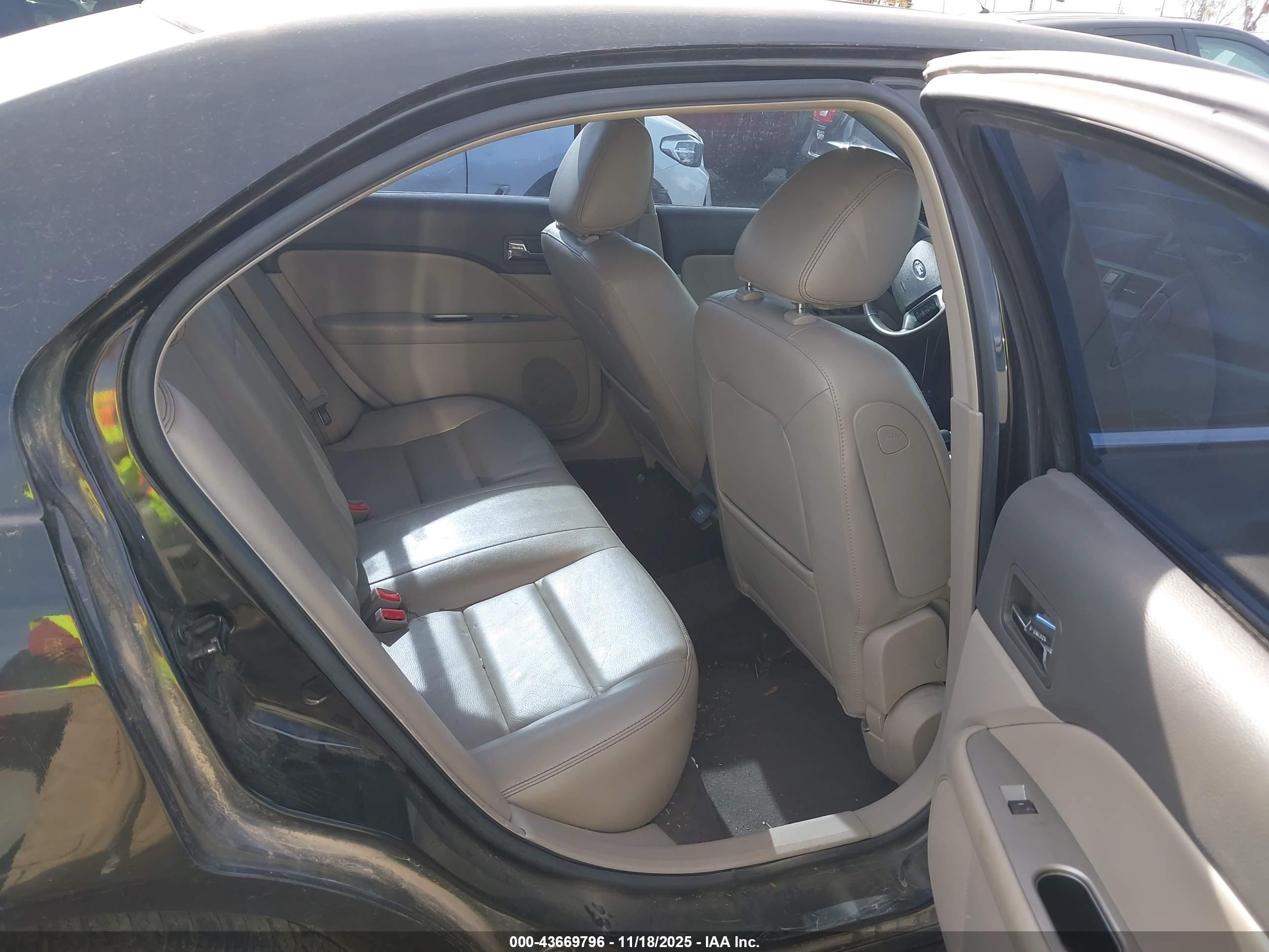 FORD FUSION image 8