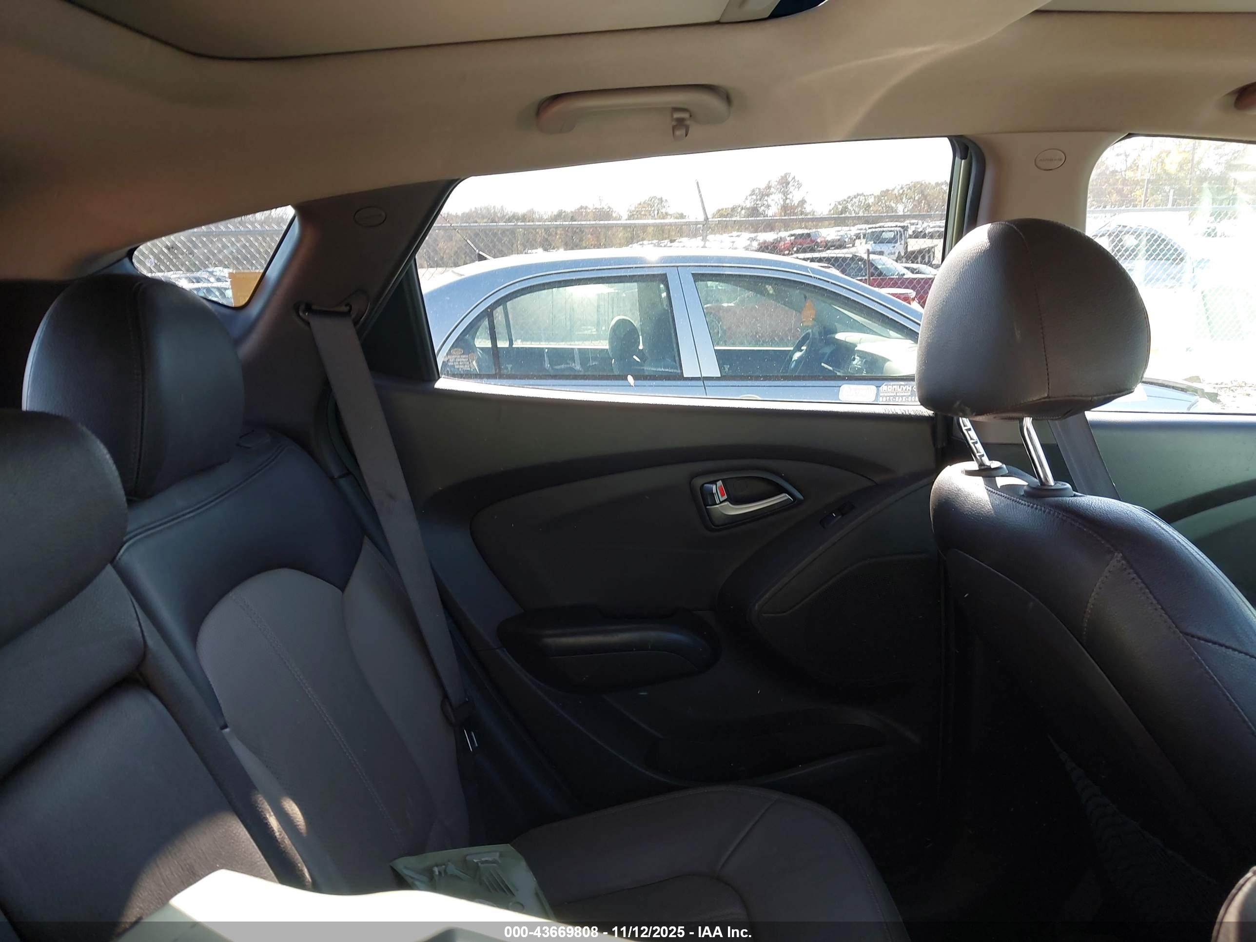 HYUNDAI TUCSON image 8