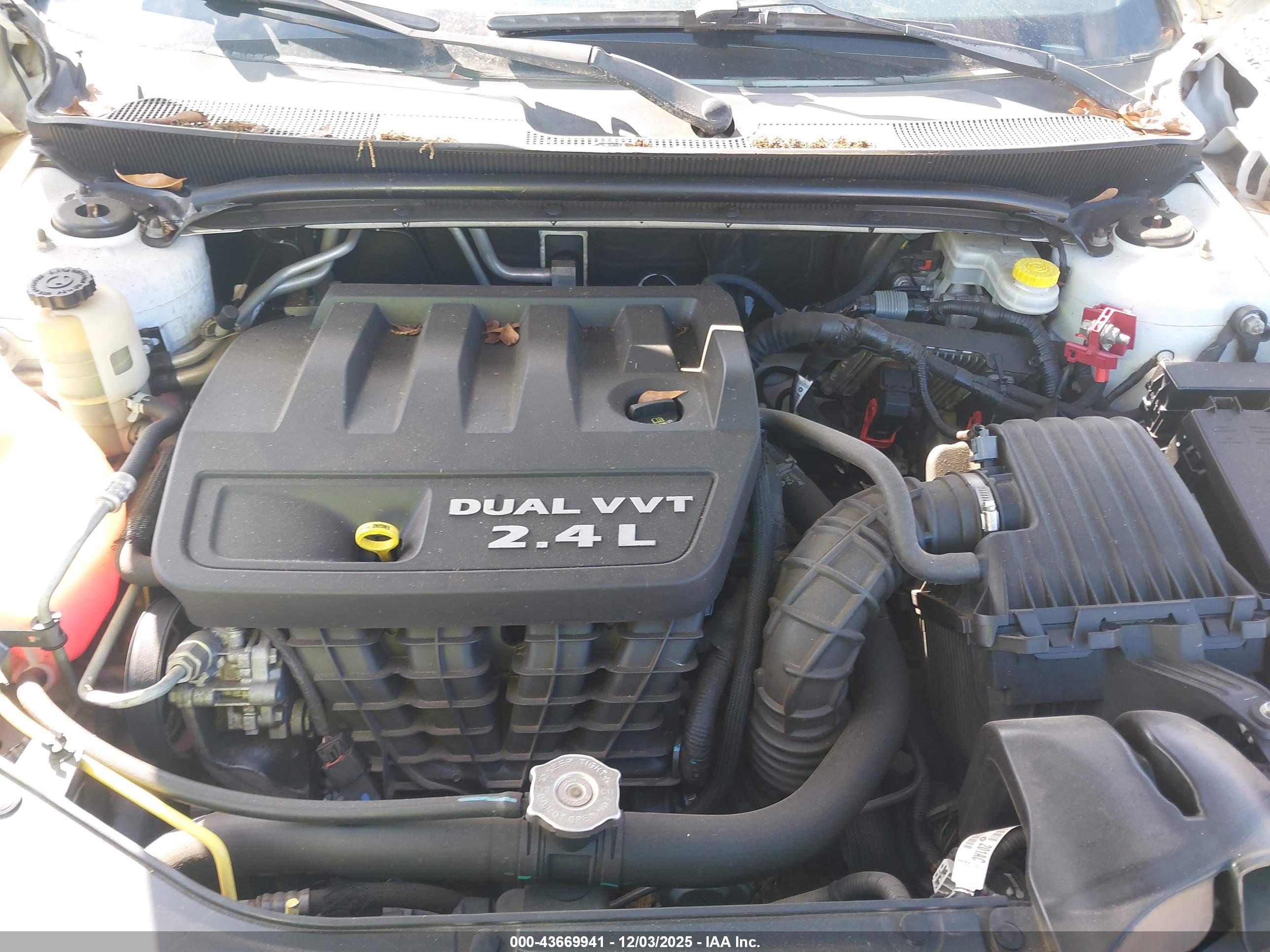 CHRYSLER 200 image 10