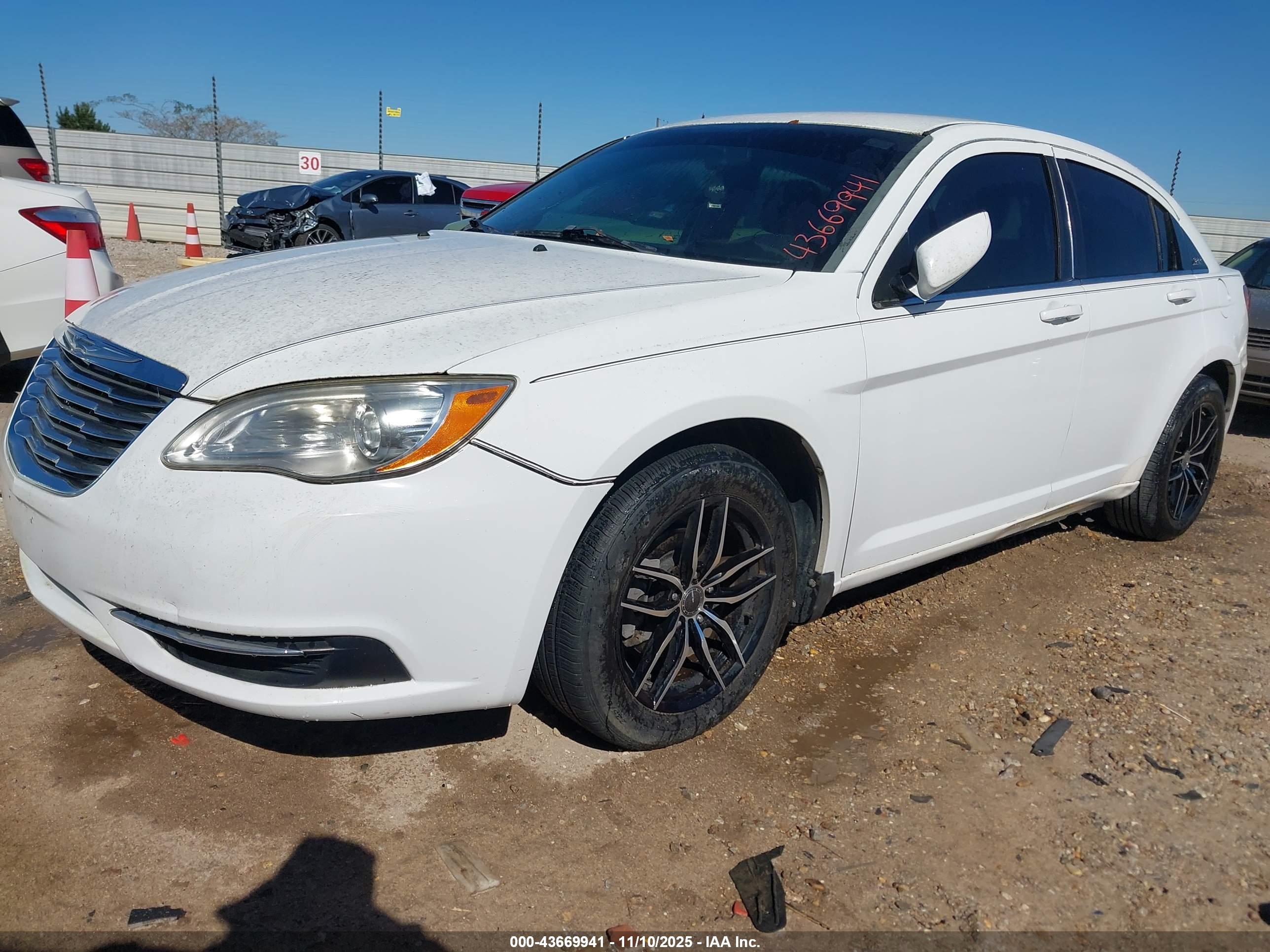 CHRYSLER 200 image 2