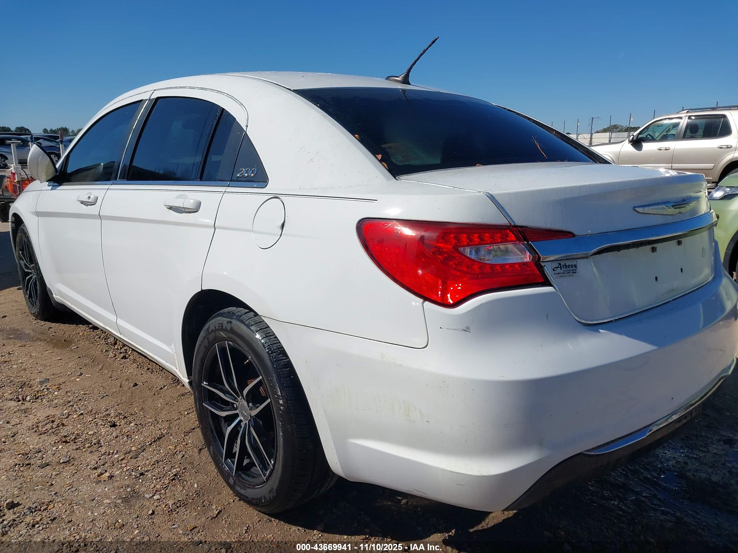 CHRYSLER 200 image 3