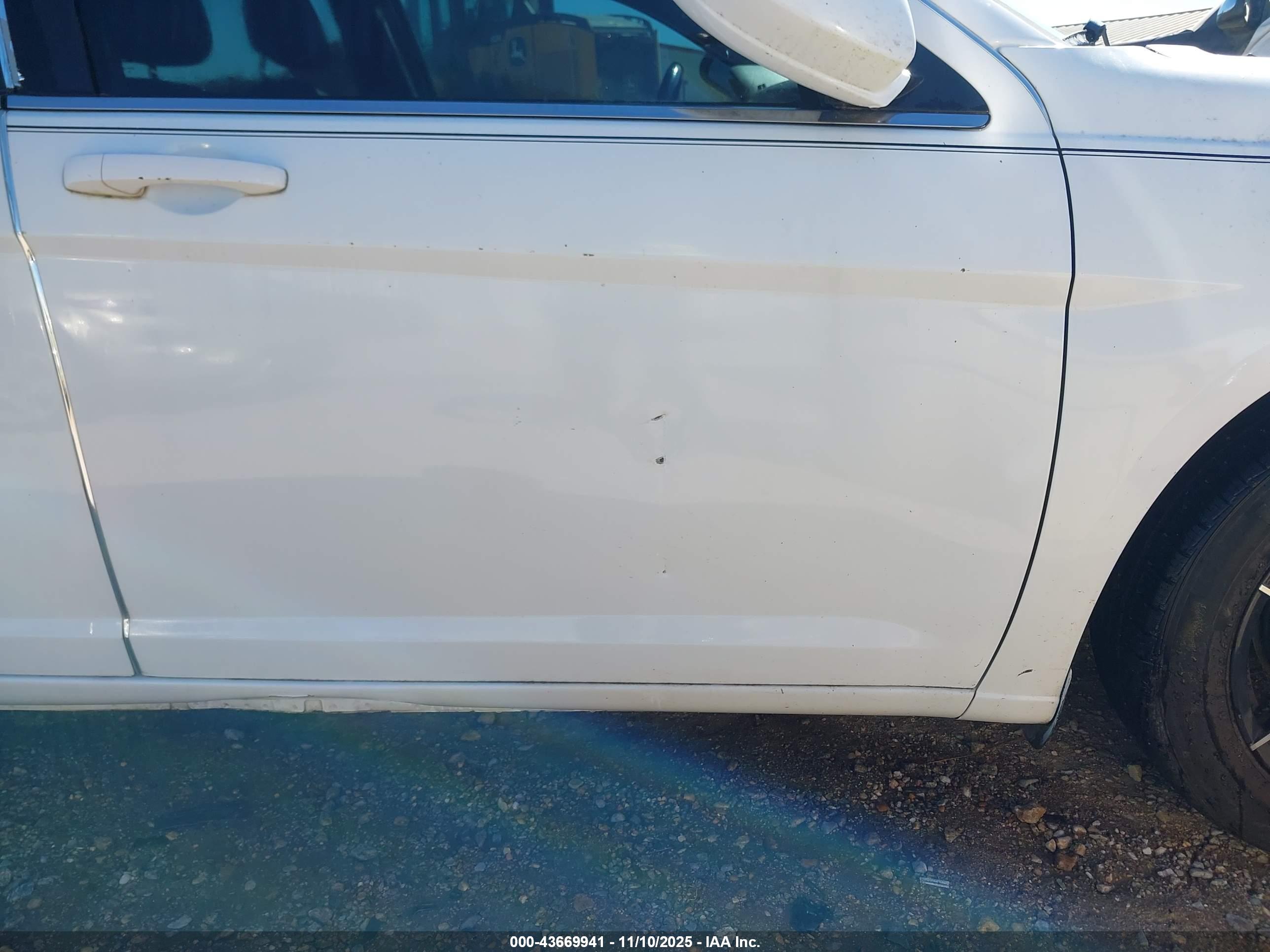 CHRYSLER 200 image 6