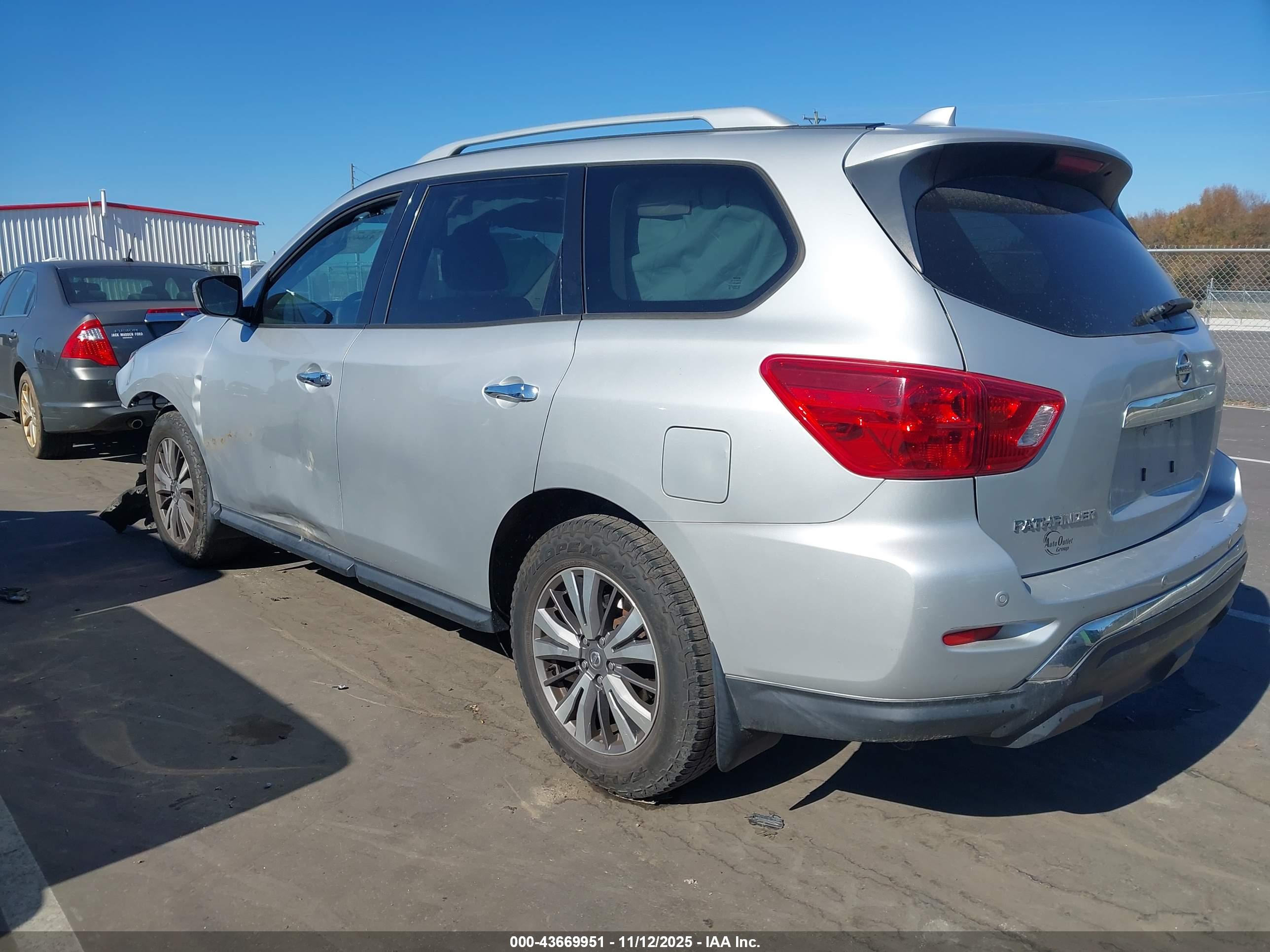 NISSAN PATHFINDER image 3
