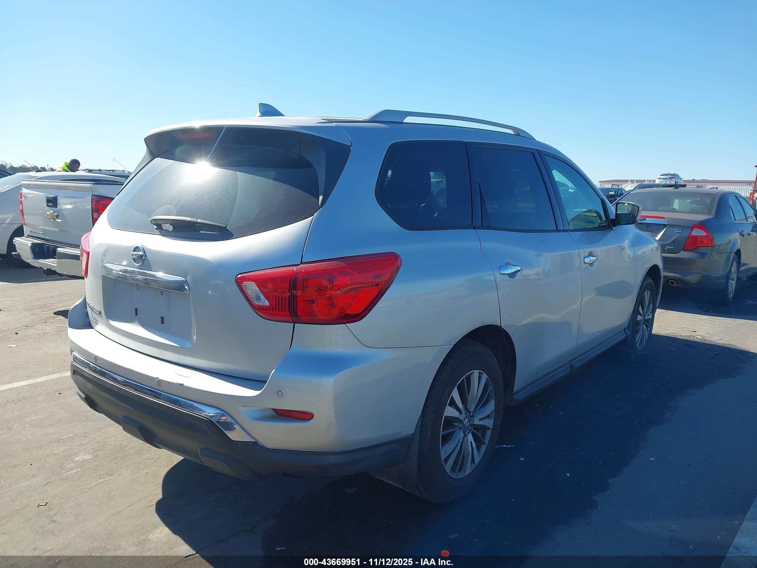 NISSAN PATHFINDER image 4