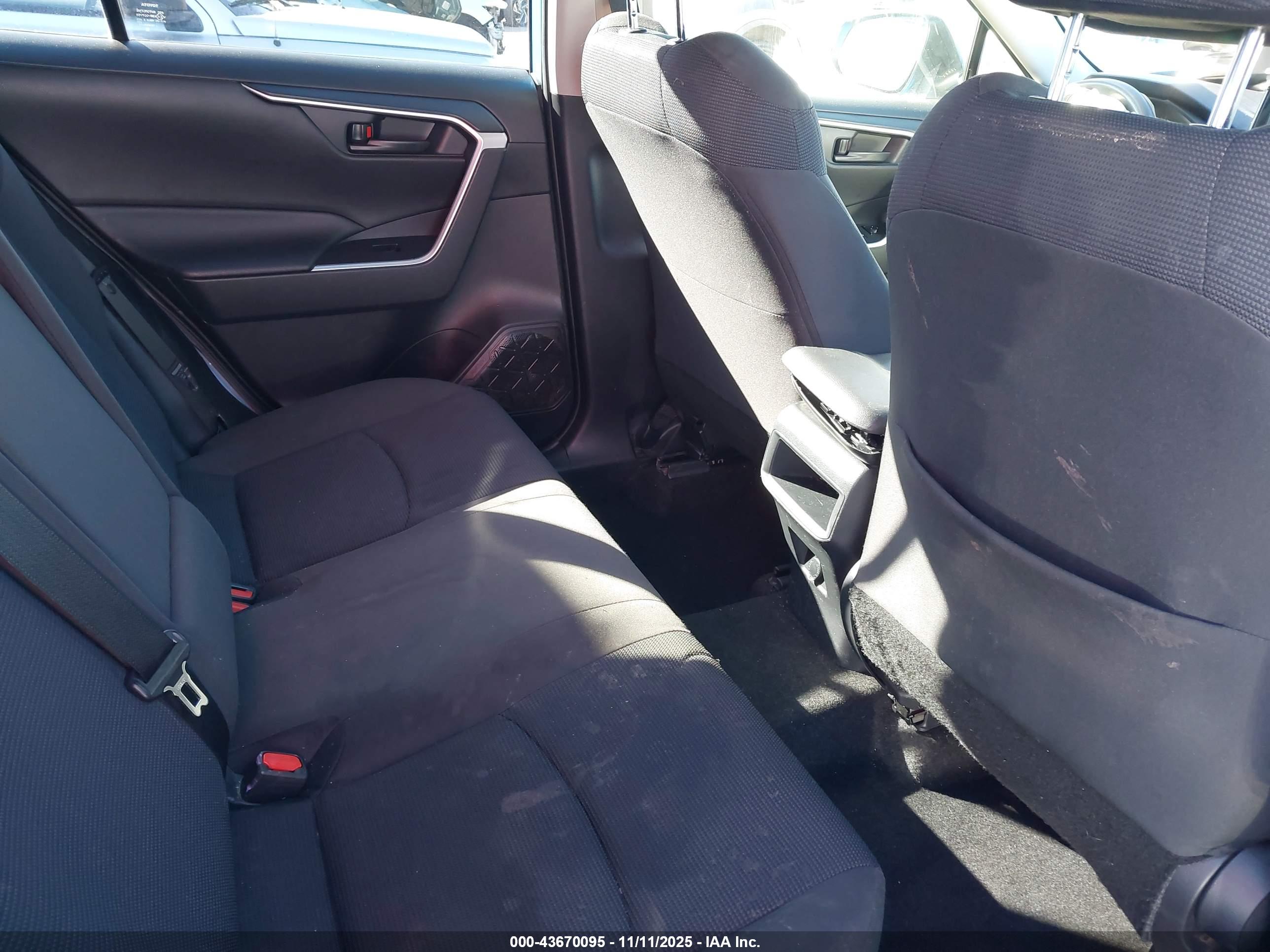 TOYOTA RAV4 image 8