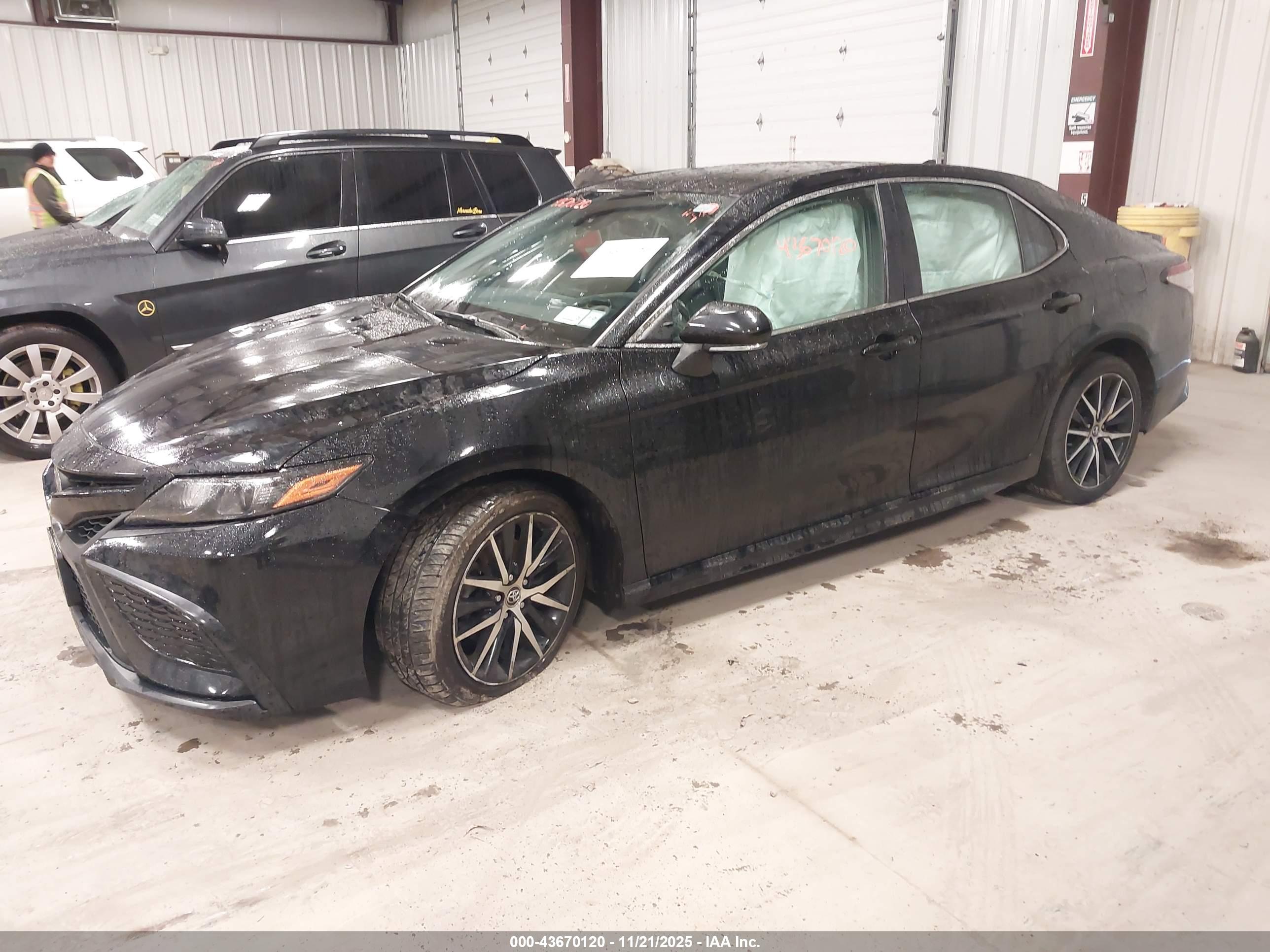 TOYOTA CAMRY image 2