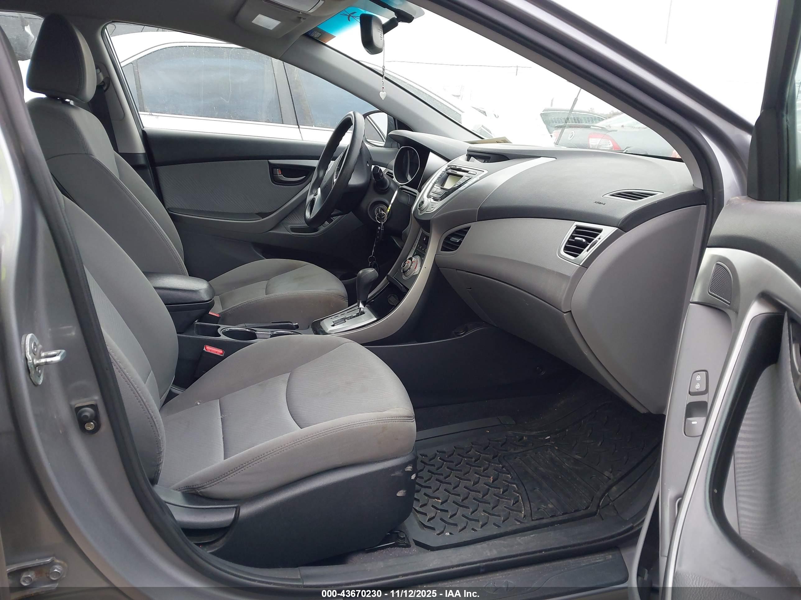 HYUNDAI ELANTRA image 5