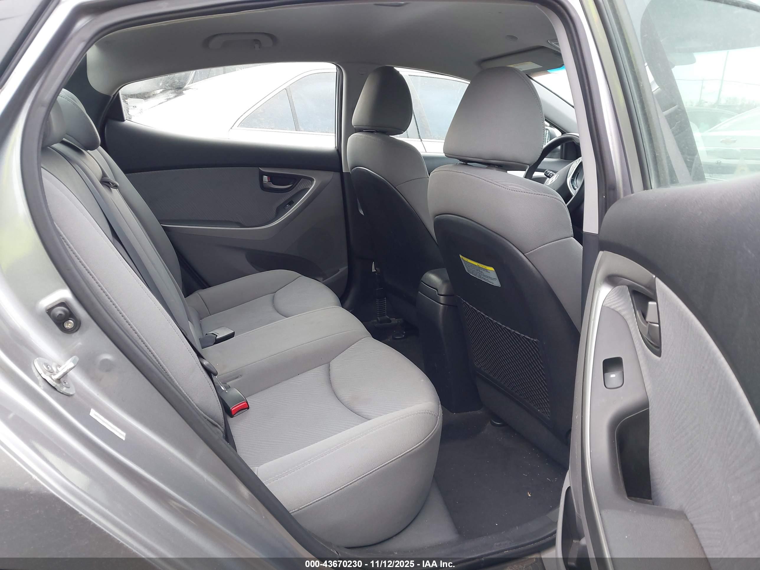 HYUNDAI ELANTRA image 8
