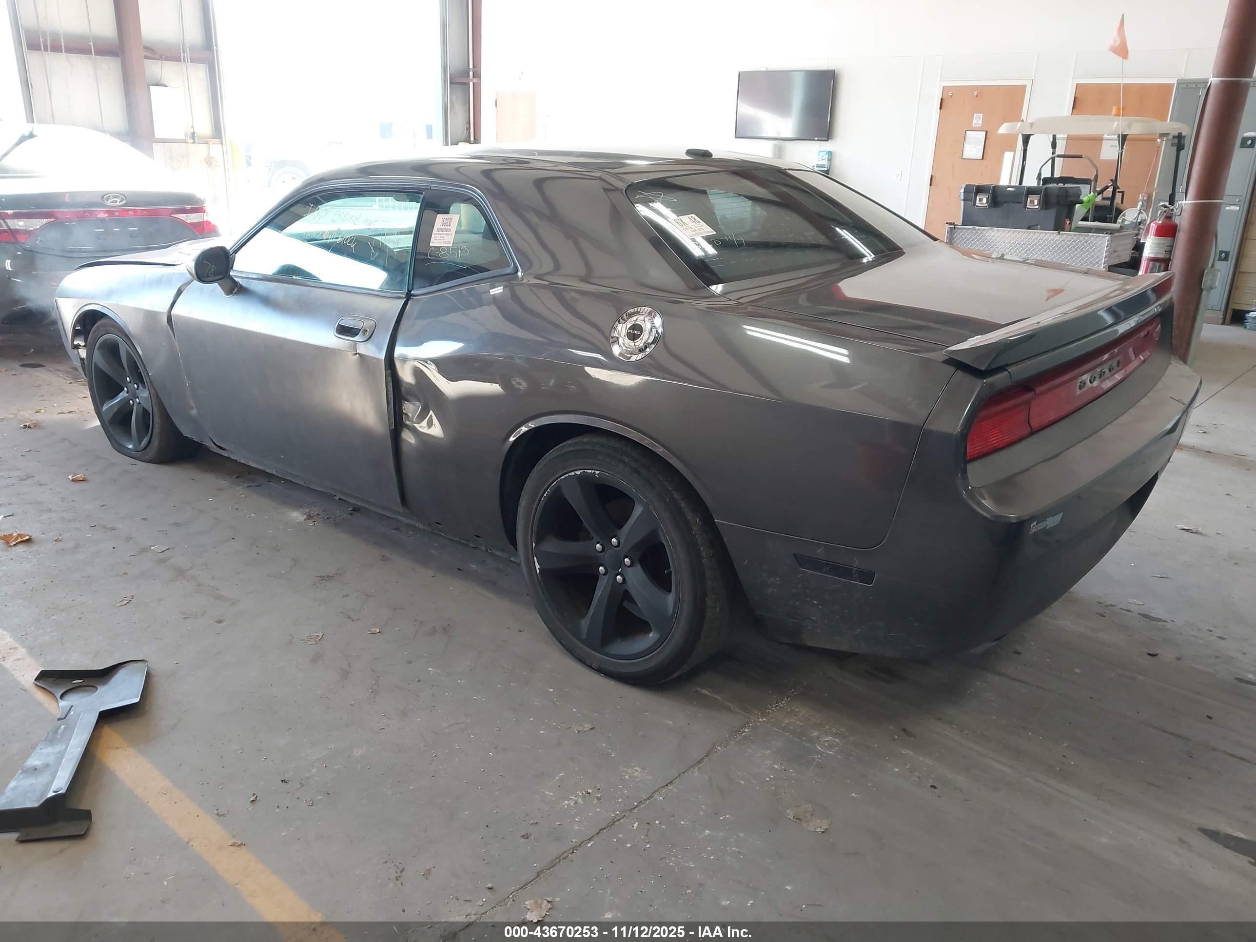 DODGE CHALLENGER image 3
