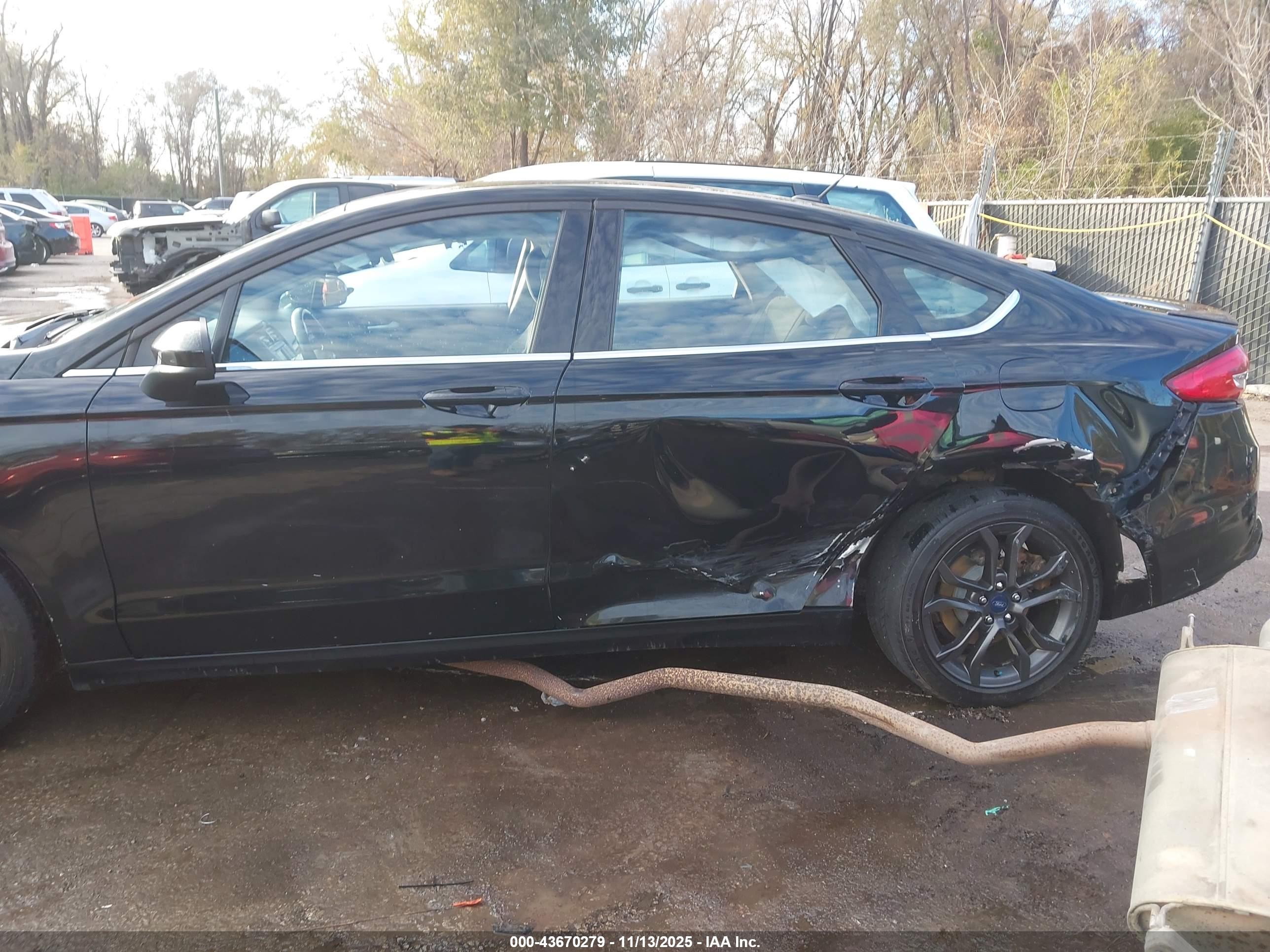 FORD FUSION image 6