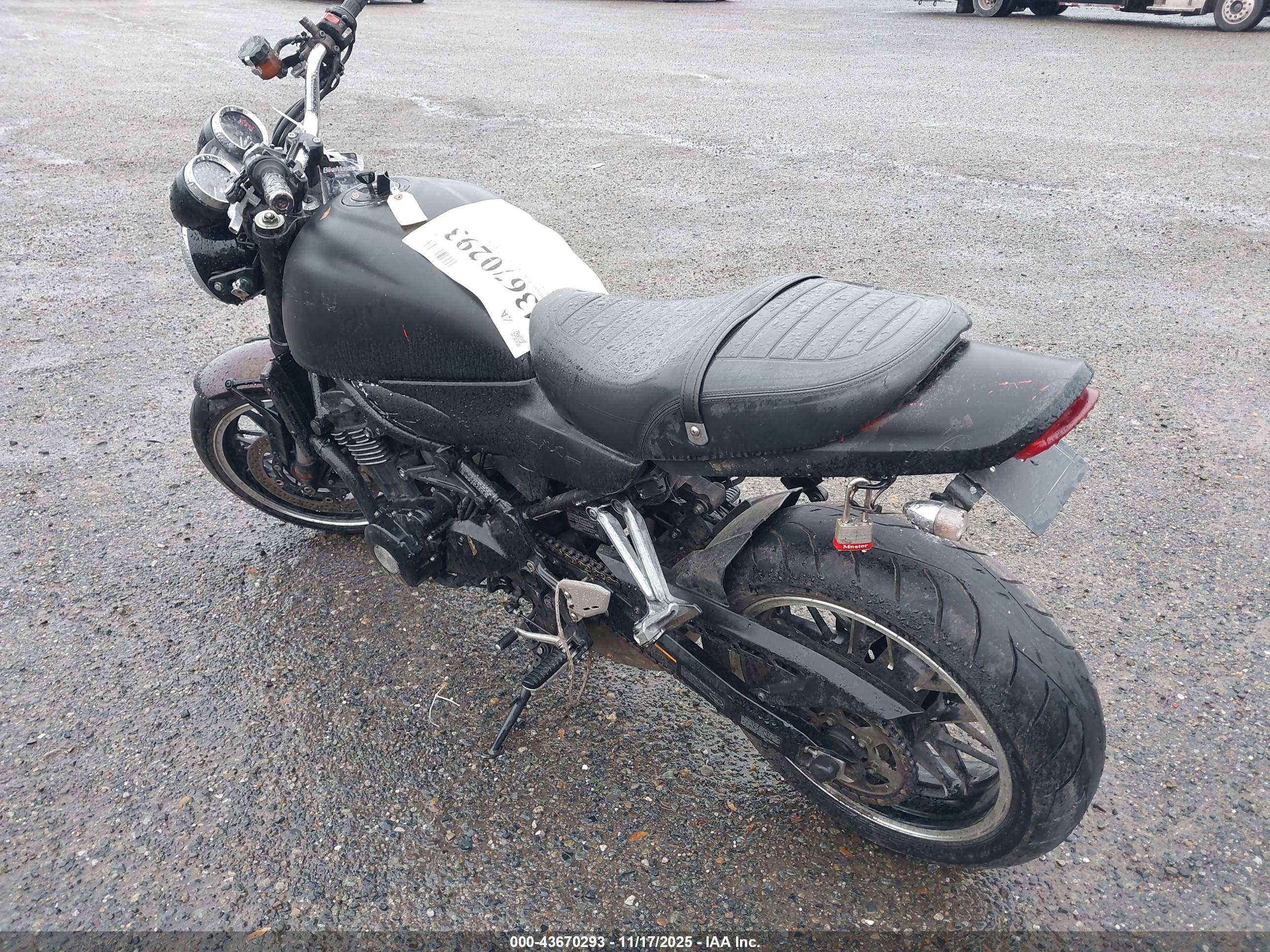 KAWASAKI ZR900 image 3