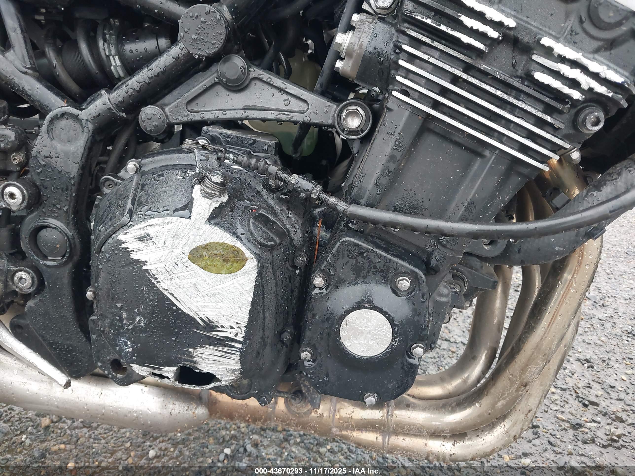 KAWASAKI ZR900 image 8