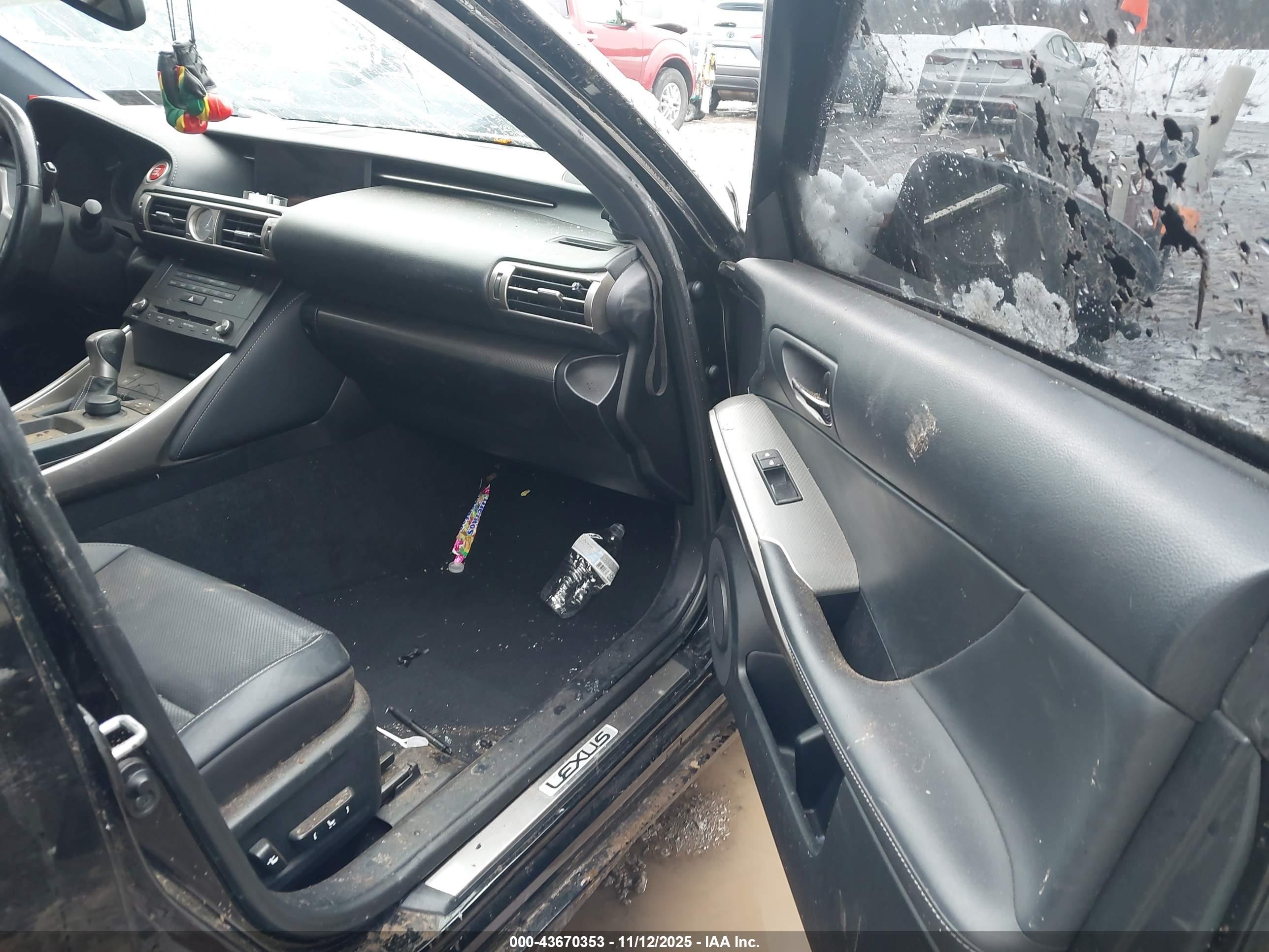 LEXUS IS image 5