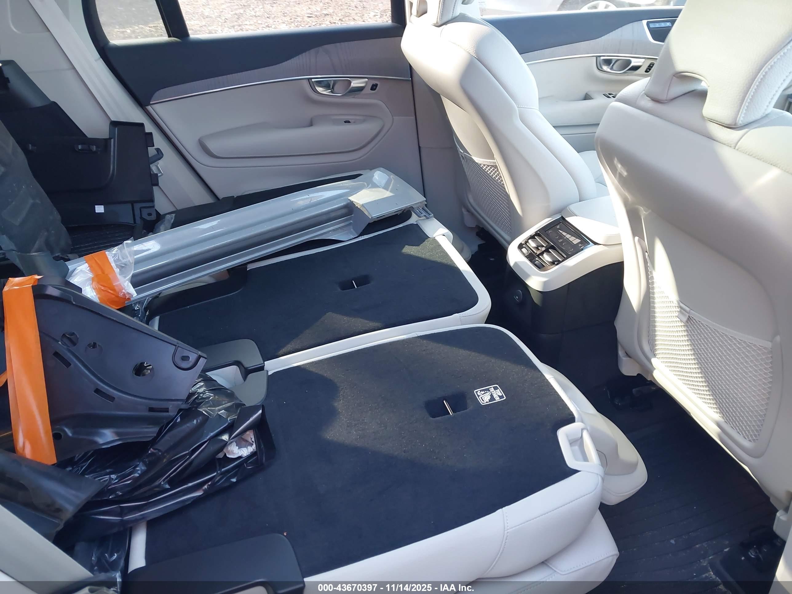 VOLVO XC90 image 8