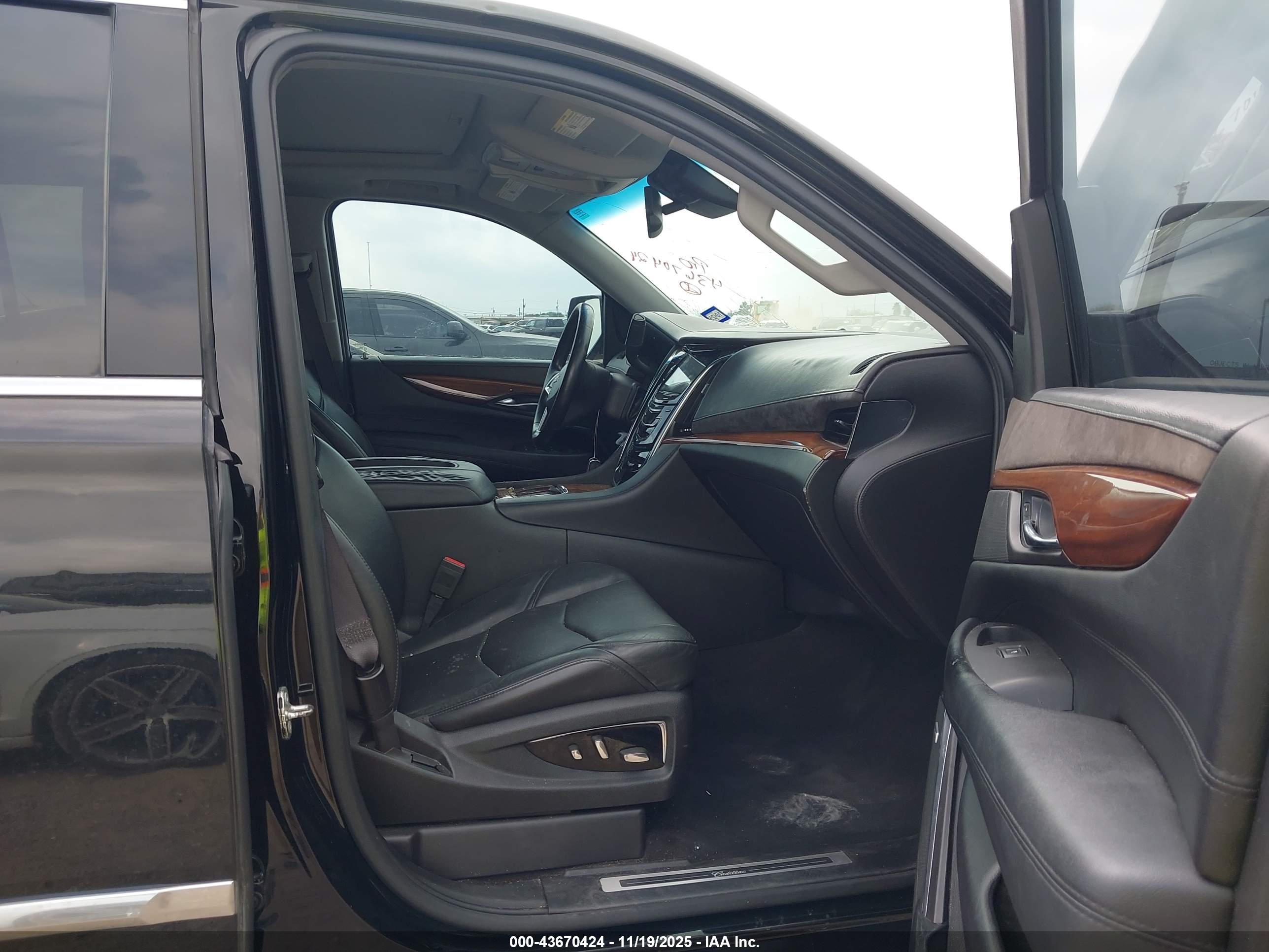 CADILLAC ESCALADE image 5